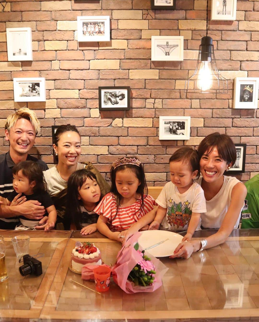 正中雅子さんのインスタグラム写真 - (正中雅子Instagram)「Happy birthday my sweetie 👑💘🎂🎈 * 昨日6歳になった娘！ * 6歳って節目な感じもしていつもより感慨深いお誕生日になりました😌🧡 * 娘リクエストのレゴランドでは110センチを超えて殆どの乗り物を乗れるようになっていて成長を感じ、 昨日行ったキッザニアではそろそろ親と行くよりも友達と楽しむ場所が出てくるなって感じたり😌 * たまにはパパママ娘の3人時間もいいけど息子を迎えに行ってやっぱり4人がいいって家族みんなが思ったり😌 * 夜にはいつも行くバッファローで仲良しの @mitsuko0315_threem familyやお店の皆さんに温かくお祝いしてもらって楽しくて幸せな1日となりました🙏🧡 * 私達親の願いは、娘の選択していくこれからの人生を全力で応援出来る自分たちでいること、本人が笑って過ごしてくれること☺️ * 本当に元気で大きくなってくれてありがとう🧡優しくてお調子者で天真爛漫なあなたが大好き！ * お誕生日の朝も、娘とは喧嘩してしまったからその辺も直していかないとな🙄#子育ては精神修行 * これからも娘とともに私も成長していけるように頑張ろ🧡 * #6歳 #birthday#お誕生日 #4枚目の集合写真は子供達暴れてお皿からケーキ滑り落ちる瞬間#毎度の笑ってるのは大人だけ #キッザニアもケーキも全て予約は前日の夜#なんとかなってよかった」7月3日 9時52分 - masacoshonaka