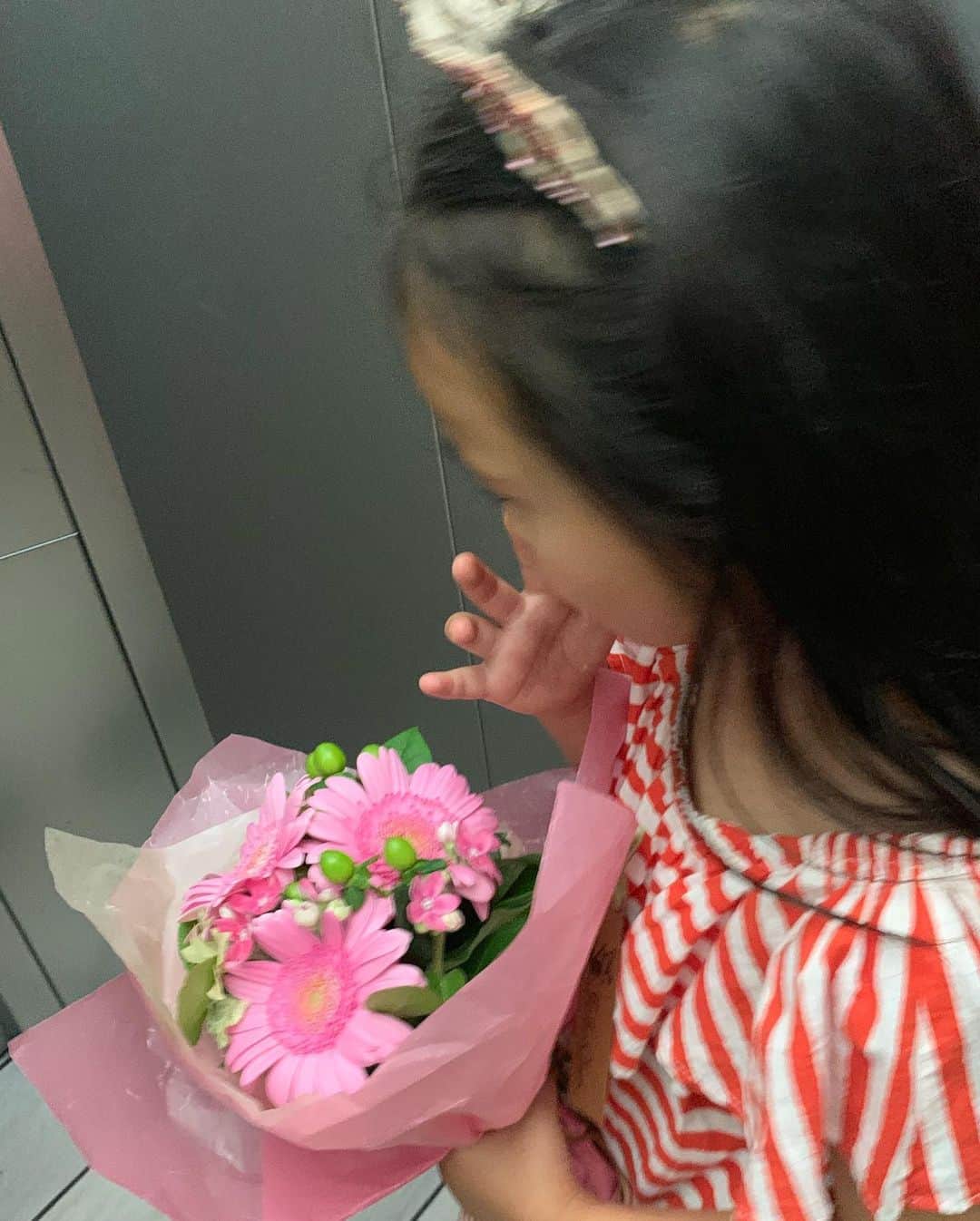正中雅子さんのインスタグラム写真 - (正中雅子Instagram)「Happy birthday my sweetie 👑💘🎂🎈 * 昨日6歳になった娘！ * 6歳って節目な感じもしていつもより感慨深いお誕生日になりました😌🧡 * 娘リクエストのレゴランドでは110センチを超えて殆どの乗り物を乗れるようになっていて成長を感じ、 昨日行ったキッザニアではそろそろ親と行くよりも友達と楽しむ場所が出てくるなって感じたり😌 * たまにはパパママ娘の3人時間もいいけど息子を迎えに行ってやっぱり4人がいいって家族みんなが思ったり😌 * 夜にはいつも行くバッファローで仲良しの @mitsuko0315_threem familyやお店の皆さんに温かくお祝いしてもらって楽しくて幸せな1日となりました🙏🧡 * 私達親の願いは、娘の選択していくこれからの人生を全力で応援出来る自分たちでいること、本人が笑って過ごしてくれること☺️ * 本当に元気で大きくなってくれてありがとう🧡優しくてお調子者で天真爛漫なあなたが大好き！ * お誕生日の朝も、娘とは喧嘩してしまったからその辺も直していかないとな🙄#子育ては精神修行 * これからも娘とともに私も成長していけるように頑張ろ🧡 * #6歳 #birthday#お誕生日 #4枚目の集合写真は子供達暴れてお皿からケーキ滑り落ちる瞬間#毎度の笑ってるのは大人だけ #キッザニアもケーキも全て予約は前日の夜#なんとかなってよかった」7月3日 9時52分 - masacoshonaka