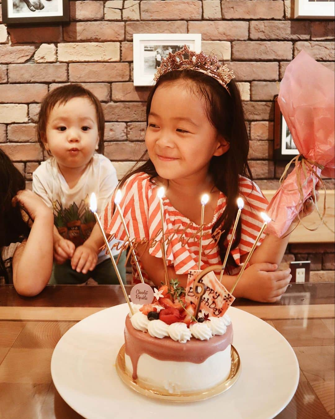 正中雅子さんのインスタグラム写真 - (正中雅子Instagram)「Happy birthday my sweetie 👑💘🎂🎈 * 昨日6歳になった娘！ * 6歳って節目な感じもしていつもより感慨深いお誕生日になりました😌🧡 * 娘リクエストのレゴランドでは110センチを超えて殆どの乗り物を乗れるようになっていて成長を感じ、 昨日行ったキッザニアではそろそろ親と行くよりも友達と楽しむ場所が出てくるなって感じたり😌 * たまにはパパママ娘の3人時間もいいけど息子を迎えに行ってやっぱり4人がいいって家族みんなが思ったり😌 * 夜にはいつも行くバッファローで仲良しの @mitsuko0315_threem familyやお店の皆さんに温かくお祝いしてもらって楽しくて幸せな1日となりました🙏🧡 * 私達親の願いは、娘の選択していくこれからの人生を全力で応援出来る自分たちでいること、本人が笑って過ごしてくれること☺️ * 本当に元気で大きくなってくれてありがとう🧡優しくてお調子者で天真爛漫なあなたが大好き！ * お誕生日の朝も、娘とは喧嘩してしまったからその辺も直していかないとな🙄#子育ては精神修行 * これからも娘とともに私も成長していけるように頑張ろ🧡 * #6歳 #birthday#お誕生日 #4枚目の集合写真は子供達暴れてお皿からケーキ滑り落ちる瞬間#毎度の笑ってるのは大人だけ #キッザニアもケーキも全て予約は前日の夜#なんとかなってよかった」7月3日 9時52分 - masacoshonaka