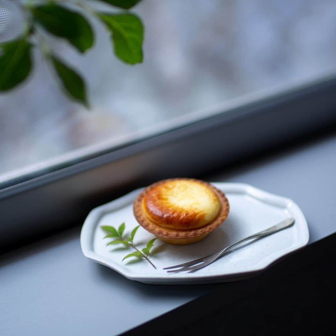 BAKE CHEESE TART OFFICIALさんのインスタグラム写真 - (BAKE CHEESE TART OFFICIALInstagram)「今日もあいにくの空模様。  でも、 雨を眺めながら食べる チーズタルトも、 悪くないかもしれません。  お部屋でゆっくり。 自分だけの時間を楽しみませんか？  photo by @nao1223  #ご褒美スイーツ #ご褒美おやつ #リラックスタイム #ゆっくり私時間 #焼きたて  #梅雨 #雨の季節 #お家カフェ #お家cafe #家カフェ #お家好き #家好き #手土産  #おやつ  #スイーツ  #スイーツ好き  #お菓子  #甘党  #チーズタルト  #チーズケーキ  #bake  #bakeチーズタルト  #bakecheesetart」7月3日 10時00分 - bakecheesetart