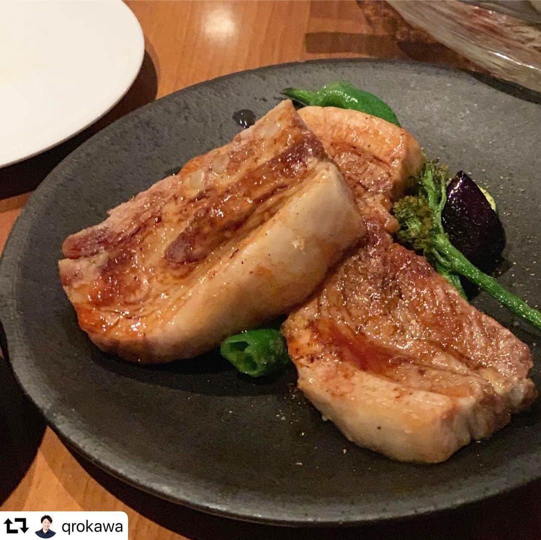 のインスタグラム：「【ARBOL(アルボール)】神楽坂。 東カレ倶楽部メンバー様よりリポスト。 * #repost @qrokawa ・・・ もはや俺の中では隠れ家ではなくなってきた感のある、神楽坂の隠れ家イタリアン🇮🇹 ・ 毘沙門天からいかにも神楽坂らしい石畳みの小路からまるで民家な外観は初めてお連れする方にはのサプライズで楽しいです(^^) ・ 今回はグランドメニューから六白黒豚のグリルがめちゃくちゃ美味かったのでついアップ🐷 ・ 今までメインはイチボのグリルばっかだったけどこれはリピ確定！ ・ さて次回は誰をお連れしようかな？ ・ #神楽坂イタリアン #神楽坂グルメ #東京グルメ #東京イタリアン #隠れ家レストラン #東京カレンダー #東カレ倶楽部」