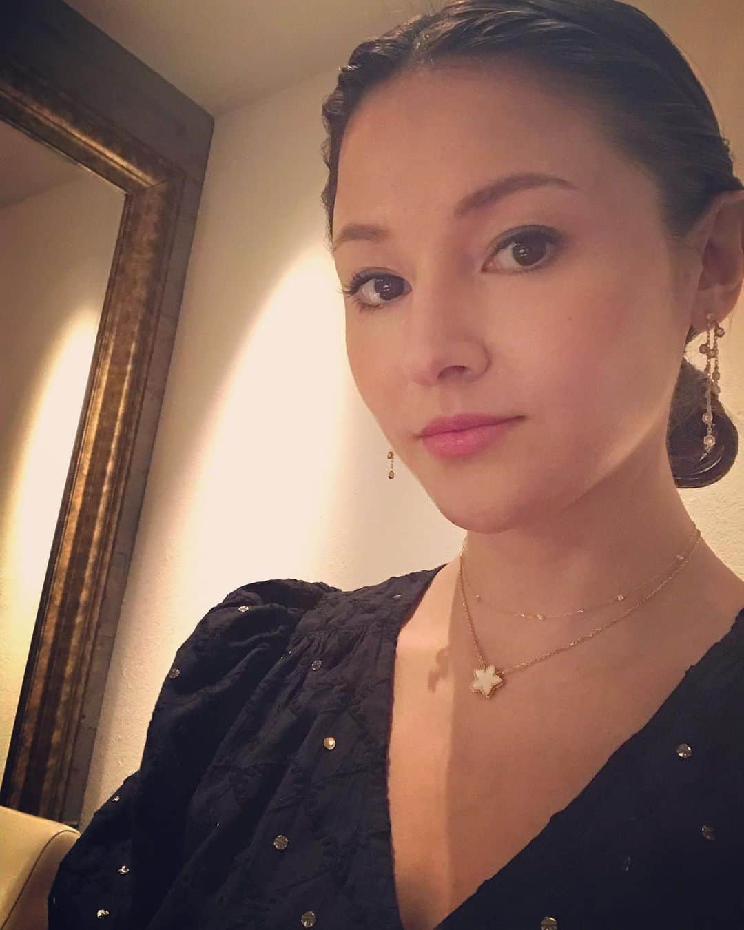 橋本麗香のインスタグラム：「昔から 毎日自分の顔が違うのです  飽きなくて良いですがね。。 自分自身に☺️ ． #joy」
