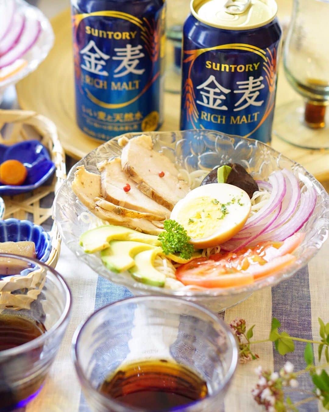 amiさんのインスタグラム写真 - (amiInstagram)「. Menu is Japanese food‼︎! . サントリー @suntory_jp  さんから頂いた #金麦 🍻で 先日の #藍のある食卓 です❤︎ . 今回は夏にぴったりのお素麺♡ この時期になると食べたく なりますฅˆ•ﻌ•ˆฅ♬*゜ 家族みーんなお素麺が大好き🍻 ． . 金麦はどんなお料理にも ぴったりで、ついつい 進んでしまいます🍺💕 ． ． 麺つゆを入れている素敵な 器は金麦の夏皿です🍉 ． 器を夏皿にチェンジするだけで 食卓も一気に涼しげに👙 #皿チェン 🍧 ． この夏は、『絶対にもらえる！ 金麦の夏皿』キャンペーン♡ 私の使っているガラスの小鉢も もらえちゃいます🍻🍺❤️ チェックしてみてね♡ ． 金麦アンバサダーとして活動してます。 ． ． #金麦のある食卓#藍のある食卓#金麦#サントリー#食卓#夕食#献立#晩酌#家庭料理#おうちごはん#ていねいな暮らし#晩酌#家呑み#おうち居酒屋#ふたりご飯#夫婦#おつまみ#テーブルコーディネート#テーブルコーデ#花のある幸せごはん」7月3日 10時31分 - amikuma1219