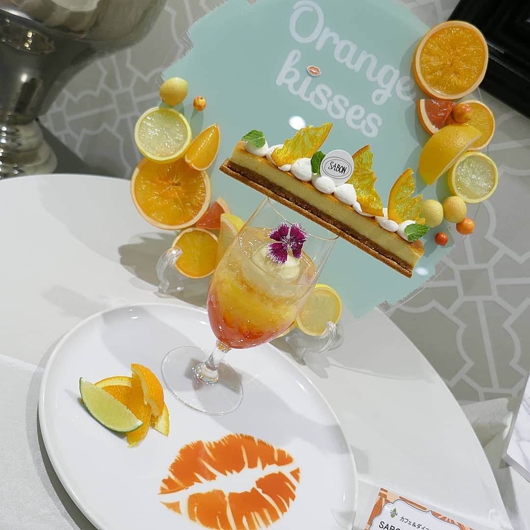 美的 Biteki's official Instagram! さんのインスタグラム写真 - (美的 Biteki's official Instagram! Instagram)「シチリア産オレンジの果実にインド産ジンジャーをプラスしたSABONの人気のコレクション「ジンジャー・オレンジ」が商品バリエーションを拡大して、8月1日に新登場！ それを記念して、「ザ ストリングス 表参道」とコラボレーションした期間限定デザートビュッフェ「Orange Kisses」＆ディナービュッフェ「Bubble Night～Omotesando de Detox～」が開催されます！ ★ ビュッフェには、イスラエルの卵料理“シャクシュカ”をDUMBO風にアレンジした「オレンジチキンシャクシュカ」や、氷温熟成された黒豚のロース肉を使用した「スパイシージンジャーハニーローストポーク イスラエルの塩を添えて」など、 SABONの故郷“イスラエル”にちなんだ食事の他、 ジンジャーが効いた「オレンジチーズケーキ」や、オレンジの断面図が美しい「オレンジタルト」などのスイーツが多数登場！ ディナーのドリンクは、ビールやワインの他、コラボレーションオリジナルカクテル「ジンジャーオレンジカクテル」 スパークリングワインにお好みのハーブやフルーツをトッピングできる“Bubbly Bar”も楽しめます！ 食事やデザートを堪能できるのはもちろん、SNS映えも間違いなし✨ さらに、「ザ ストリングス 表参道」1階の「Cafe ＆ Dining ZelkovA」では、“ジンジャー・オレンジ”からインスピレーションを受けた限定アフタヌーンティーとパフェも登場します！(画像6、7枚目) ちなみに、上記のコラボレーションメニューをいただいた人には、対象店舗でSABON人気アイテムのサンプルサイズと引き換えられる“SABONスペシャルチケット”のプレゼントがもらえたり、 抽選でSABONギフトボックスやレストラン利用券、ホテル インターコンチネンタル 東京ベイの宿泊券が当たるキャンペーンもあるのだそう（ディナービュッフェを利用した方のみ）！ ぜひ夏休みのおでかけに、足を運んでみては？ ・ 【詳細】 ●SABONコラボレーションデザートビュッフェ「Orange Kisses」 ・会場：グラマシーハウス（ザ ストリングス 表参道 2階） ・期間：7月6日（土）～8月18日（日）※開催日は公式HP等でご確認ください ・時間：第1部 11:00～12:30／第2部 14:00～15:30 料金：大人￥4,500、こども￥2,250（税・サービス料込み） ★★★ ●SABONコラボレーションディナービュッフェ「Bubble Night～Omotesando de Detox～」 ・会場：グラマシーハウス（ザ ストリングス 表参道 2階） ・期間：7月5日（金）～8月30日（金）※開催日は公式HP等でご確認ください ・時間：18:00～22:00（L.O.21:30）※2時間制（90分間フリードリンク） ・料金：￥6,500（税・サービス料12％込み） ※TEL：03-5778-4534（BAR＆GRILL DUMBO直通） ・ #SABON#ビュッフェ#デザートビュッフェ#スイーツ#sweets#表参道#スイーツ部#ジンジャーオレンジ#料理#ザストリングス表参道#bitekicom#アフタヌーンティー#スイーツビュッフェ#限定#bitekicom」7月3日 10時47分 - bitekicom