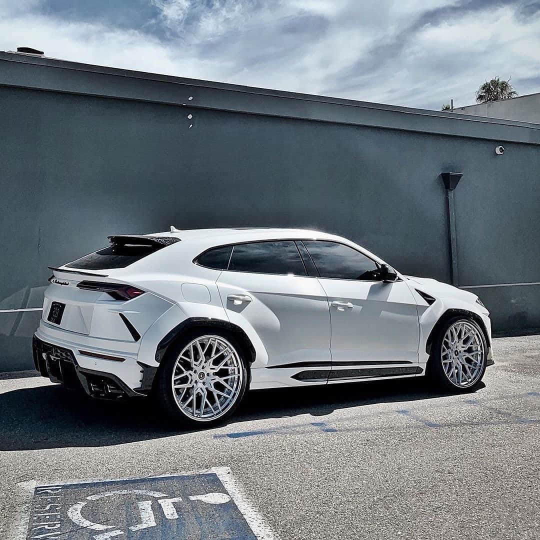 CARLiFESTYLEさんのインスタグラム写真 - (CARLiFESTYLEInstagram)「What does this Urus look like to you? Customized by @rdbla #carlifestyle #RDBLA @1016industries」7月3日 10時48分 - carlifestyle