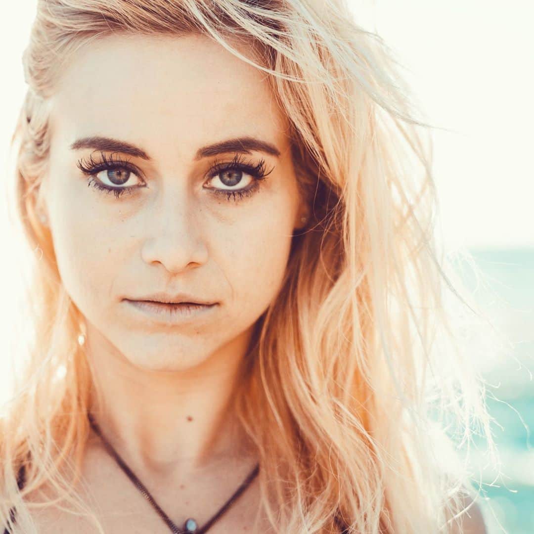 のインスタグラム：「The many moods of Alli.」