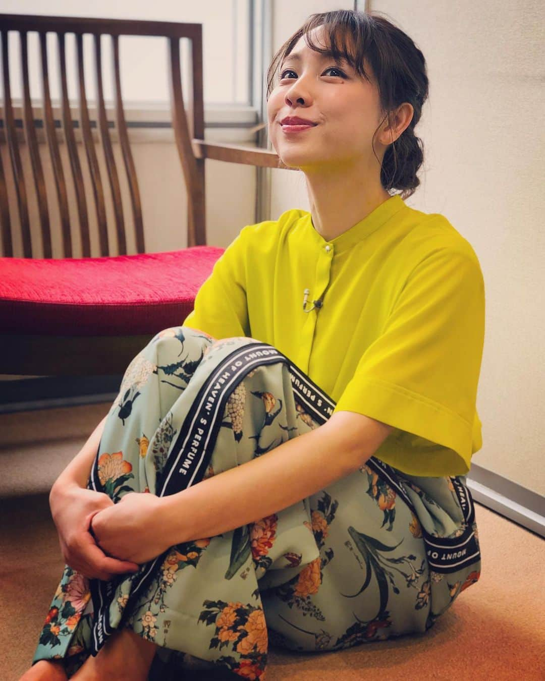 鈴木あきえさんのインスタグラム写真 - (鈴木あきえInstagram)「NHK #あさイチ 生放送 でした😊⭐️ テーマは おならの悩み🥳  産後に起こるおなら問題もあるとは 知らなかったです🤧  おなら、ガスに関して おすすめ食材は ごはん（お米）🍚 みたいですよ💡  しっかり食べよう🥳💡 ゴロゴロ運動もしてみようっ🥳  スタジオ衣装は ・シャツ→CITY ・パンツ→UNITED TOKYO ・イヤリング→KINARIYA さんのでした😊💕 観てくださった方々 ありがとうございました😊💕 ✱ ✱  大雨にお気をつけくださいね⭐️」7月3日 10時50分 - akiesuzuki0312