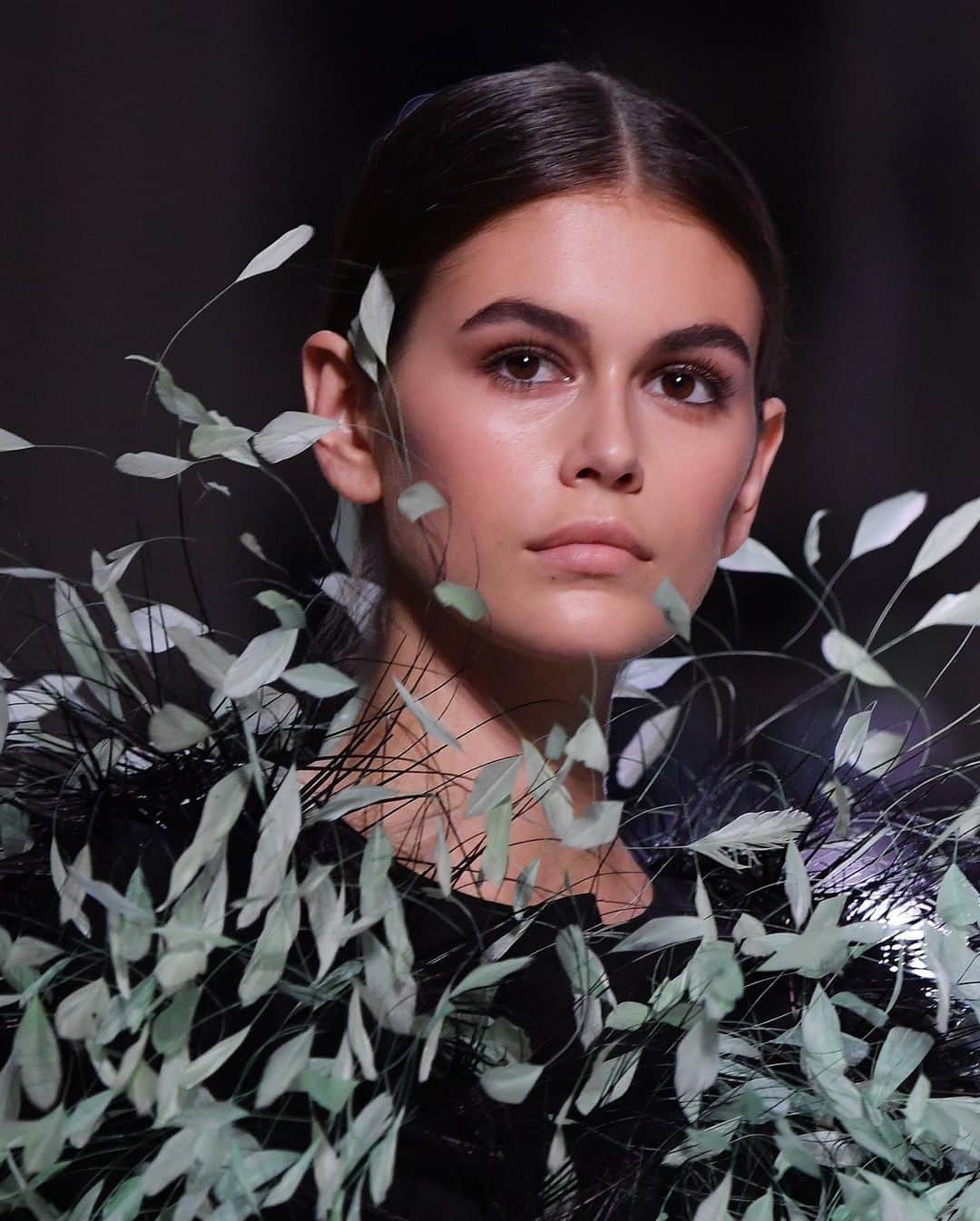 Just Jaredさんのインスタグラム写真 - (Just JaredInstagram)「@kaiagerber wows in a feathered frock on the runway for @givenchyofficial’s Fashion Show! #KaiaGerber #Givenchy Photos: Getty」7月3日 10時56分 - justjared