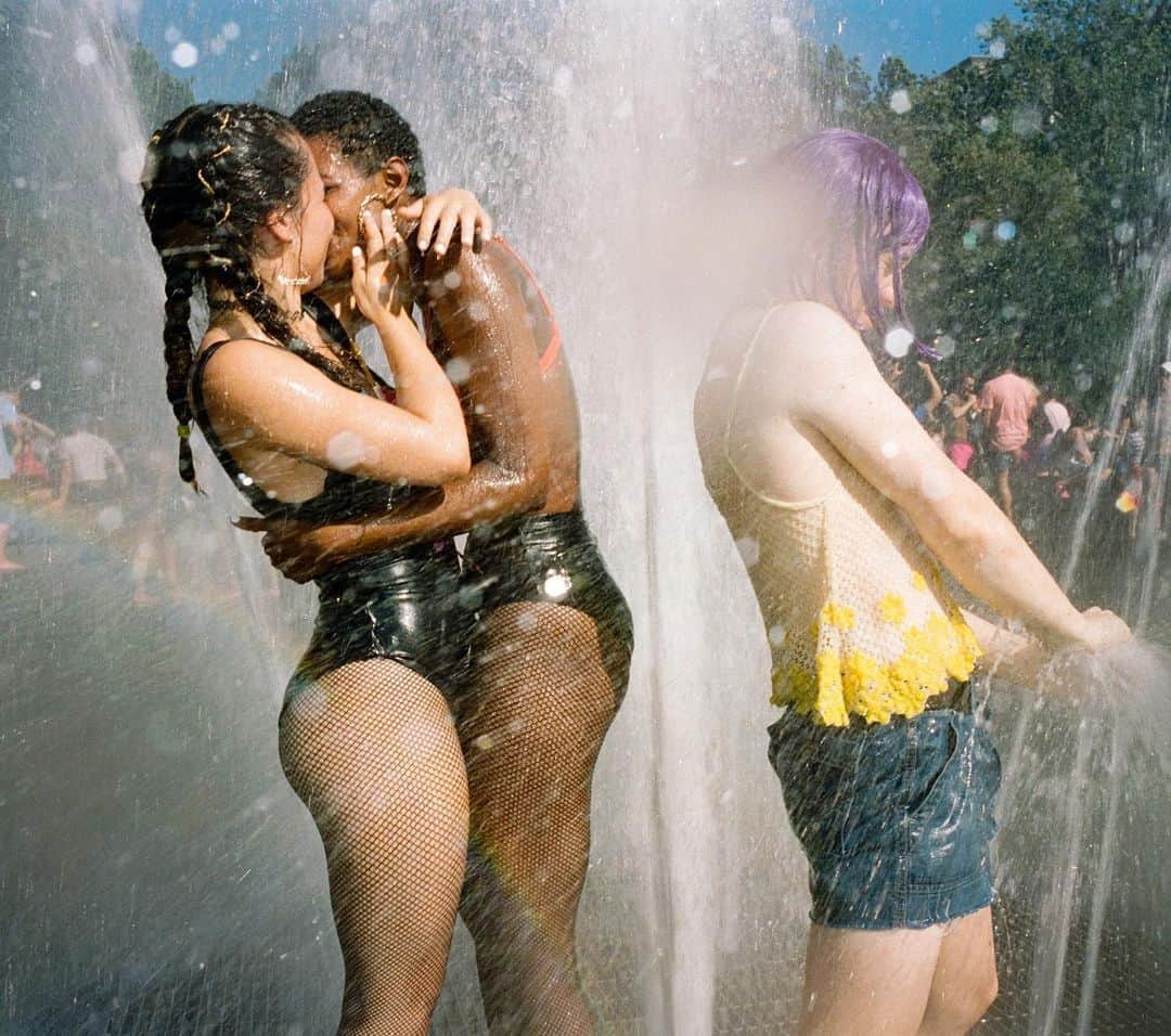 Vogueさんのインスタグラム写真 - (VogueInstagram)「New York City was awash in rainbows all June, but no more so than on Sunday, when the official #Pride Parade took place in Manhattan. Tap the link in our bio to see photos from the day. Photographed by @arnold_daniel」7月3日 2時04分 - voguemagazine