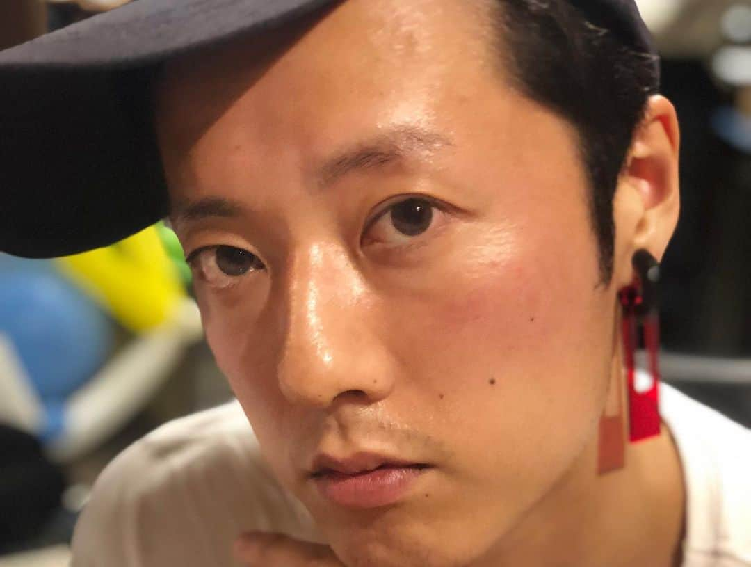 まりゑさんのインスタグラム写真 - (まりゑInstagram)「とにかくめでたいわけです。 自分が20歳の頃、こんな大人たちに囲まれてたら…恐ろしの森🌲 志音、おめでとう🎉  #リューン風の魔法と滅びの剣  #吉高志音 #生誕記念 #サプライズ #羽田空港  #成人 #大人の仲間入り  #ハッピーボーイ #祭」7月3日 2時05分 - manmarumarie