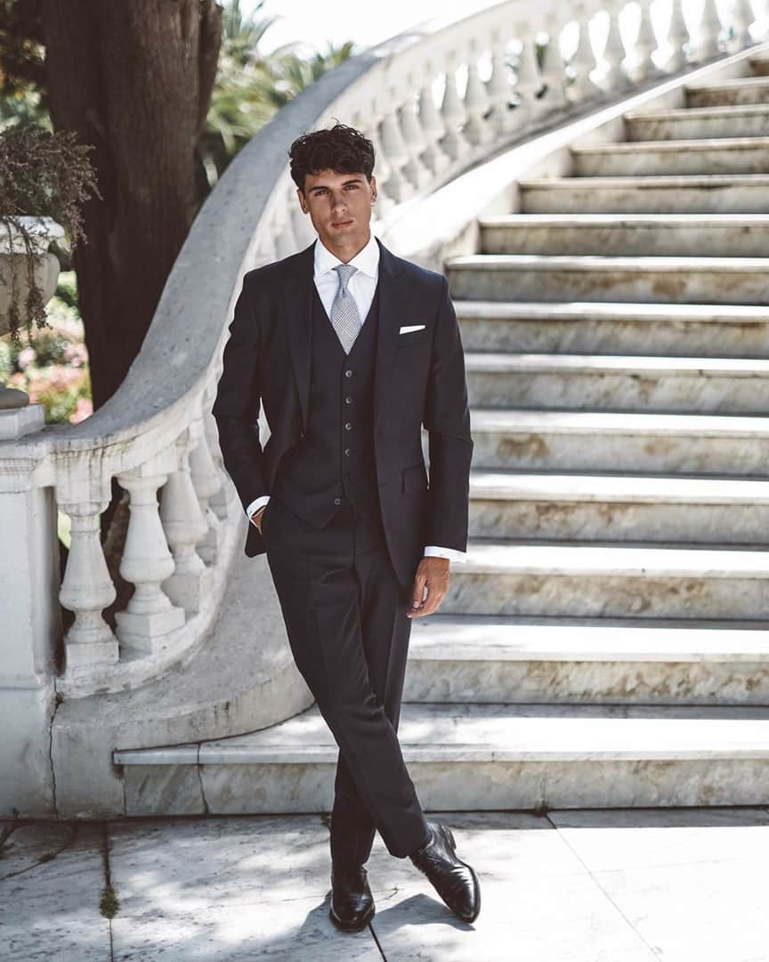 ハケットのインスタグラム：「There's nothing quite like the polish a well tailored navy suit, as demonstrated by @danielillescas. Head to the link in bio to explore our range of impeccable suits. #Hackett #HackettSuits」