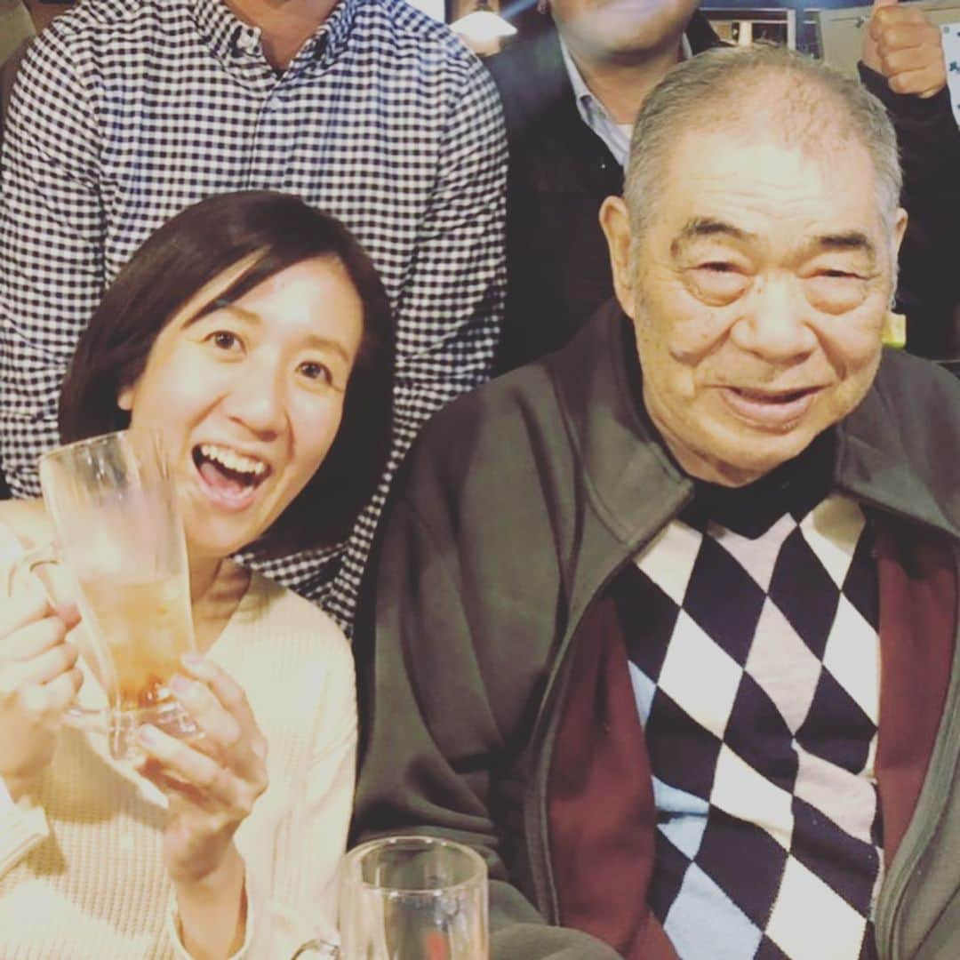 三隅有里子さんのインスタグラム写真 - (三隅有里子Instagram)「* 先週、ニュース特集「斎藤章児監督の最期のメッセージ」を放送しました。 私が斎藤さんと初めて仕事でご一緒したのは2006年の夏、入社2年目で高校野球ハイライトを担当した年でした。長年実況の男性アナウンサーが担当していた番組、私のような右も左もわからない新人が担当すること、スタッフも視聴者も、大丈夫この子？という空気だったと思います。そんな中で斎藤さんは、いつも変わらない穏やかな笑顔で、私が訳のわからない質問をしても絶対に受け止めてくれて、私が受け止めやすいボールを投げ返してくれました。 ハイライトを卒業し、その1年後実況が出来る事になった時に、誰よりも喜んでくれたのも斎藤さんでした。高崎城南球場の記者席で「本当に良かったなあ」と自分の事のように喜んでくれたことが今でも忘れられません。 去年の夏も、中継が始まる直前、とても緊張していてもたってもいられず、斎藤さんの声を聞いて落ち着きたくて電話をしたら、電話口の声で緊張感が伝わったのでしょうね。「肩の力を抜いて、楽しんでやりなさい」と励ましてくれました。 放送した斎藤さんの最期のメッセージに「心を込めて野球をしてほしい」という言葉がありました。技術じゃない、心が一番大事だよ。と。 今年、私は実況3年目になります。斎藤さんには何度も「男性のアナウンサーと同じようにやろうとしなくていい、三隅らしくやりなさい」と言われていました。技術がなかなか追いつかないところがあって、自分でも歯がゆさはありますが、斎藤さんが一番大事にしてらした心の部分は絶対手を抜かないようにしようと思います。心を込めた実況、選手やチームに寄り添った実況。 斎藤さん、今年の実況はどうでしたか？もう問いかけても答えが返ってこない事が、声を聞けない事がとても寂しいですが、斎藤さんならきっとこう言うだろな。こう考えるだろうな。とこれまでかけてくれた言葉を思い返しながら、この夏に臨みたいです。  #群馬の高校野球 #高校野球 #野球 #baseball #⚾️ #農大二高 #立教大学 #野球部監督 #斎藤章児 さん #ニュース #ニュースJUST6 #ニュースeye8 #ニュース特集 #高校野球ハイライト #群馬 #gunma  #群馬テレビ #群テレ #gtv #アナウンサー #局アナ #局アナの仕事 #地方局で働くということ」7月3日 2時01分 - misumi_gtv