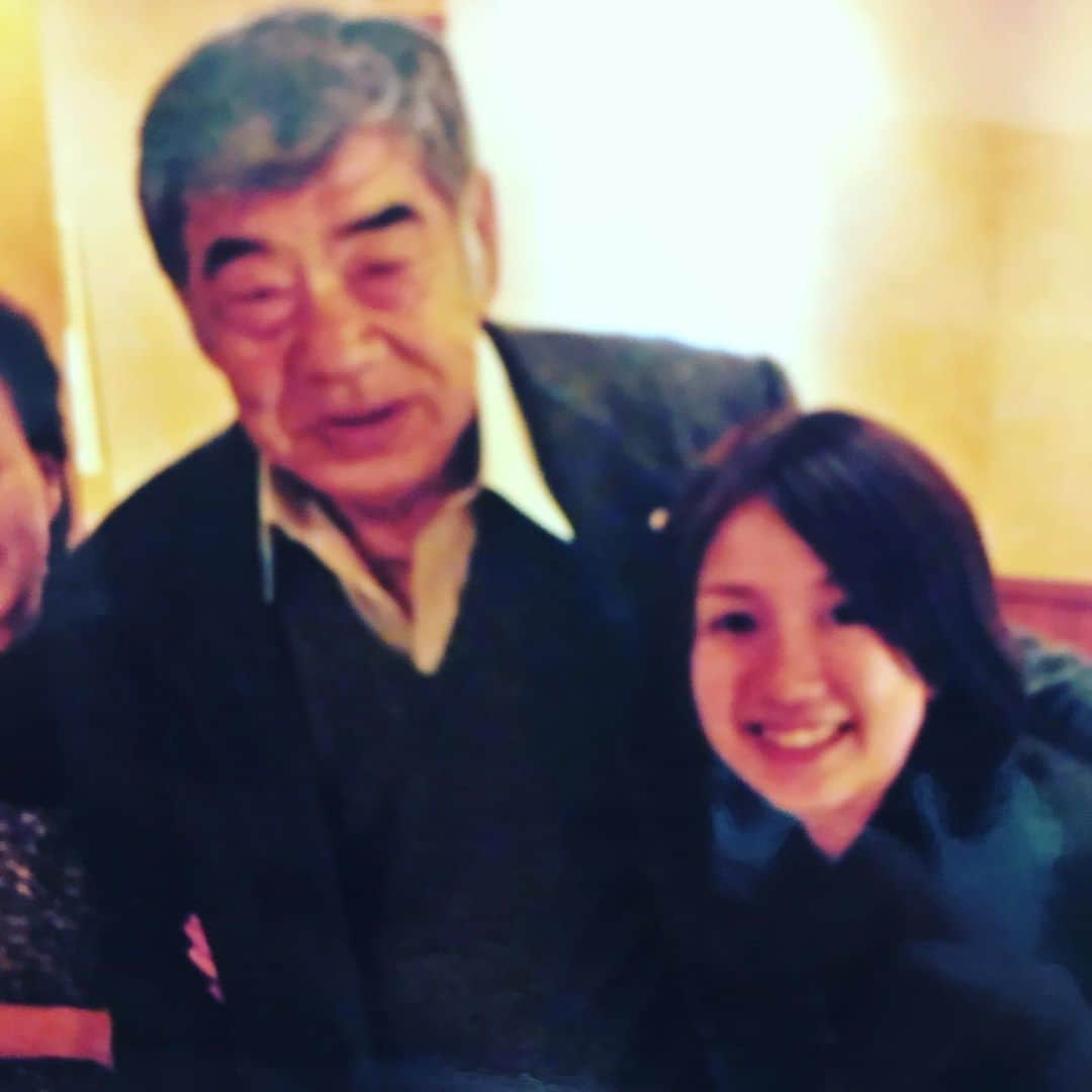 三隅有里子さんのインスタグラム写真 - (三隅有里子Instagram)「* 先週、ニュース特集「斎藤章児監督の最期のメッセージ」を放送しました。 私が斎藤さんと初めて仕事でご一緒したのは2006年の夏、入社2年目で高校野球ハイライトを担当した年でした。長年実況の男性アナウンサーが担当していた番組、私のような右も左もわからない新人が担当すること、スタッフも視聴者も、大丈夫この子？という空気だったと思います。そんな中で斎藤さんは、いつも変わらない穏やかな笑顔で、私が訳のわからない質問をしても絶対に受け止めてくれて、私が受け止めやすいボールを投げ返してくれました。 ハイライトを卒業し、その1年後実況が出来る事になった時に、誰よりも喜んでくれたのも斎藤さんでした。高崎城南球場の記者席で「本当に良かったなあ」と自分の事のように喜んでくれたことが今でも忘れられません。 去年の夏も、中継が始まる直前、とても緊張していてもたってもいられず、斎藤さんの声を聞いて落ち着きたくて電話をしたら、電話口の声で緊張感が伝わったのでしょうね。「肩の力を抜いて、楽しんでやりなさい」と励ましてくれました。 放送した斎藤さんの最期のメッセージに「心を込めて野球をしてほしい」という言葉がありました。技術じゃない、心が一番大事だよ。と。 今年、私は実況3年目になります。斎藤さんには何度も「男性のアナウンサーと同じようにやろうとしなくていい、三隅らしくやりなさい」と言われていました。技術がなかなか追いつかないところがあって、自分でも歯がゆさはありますが、斎藤さんが一番大事にしてらした心の部分は絶対手を抜かないようにしようと思います。心を込めた実況、選手やチームに寄り添った実況。 斎藤さん、今年の実況はどうでしたか？もう問いかけても答えが返ってこない事が、声を聞けない事がとても寂しいですが、斎藤さんならきっとこう言うだろな。こう考えるだろうな。とこれまでかけてくれた言葉を思い返しながら、この夏に臨みたいです。  #群馬の高校野球 #高校野球 #野球 #baseball #⚾️ #農大二高 #立教大学 #野球部監督 #斎藤章児 さん #ニュース #ニュースJUST6 #ニュースeye8 #ニュース特集 #高校野球ハイライト #群馬 #gunma  #群馬テレビ #群テレ #gtv #アナウンサー #局アナ #局アナの仕事 #地方局で働くということ」7月3日 2時01分 - misumi_gtv