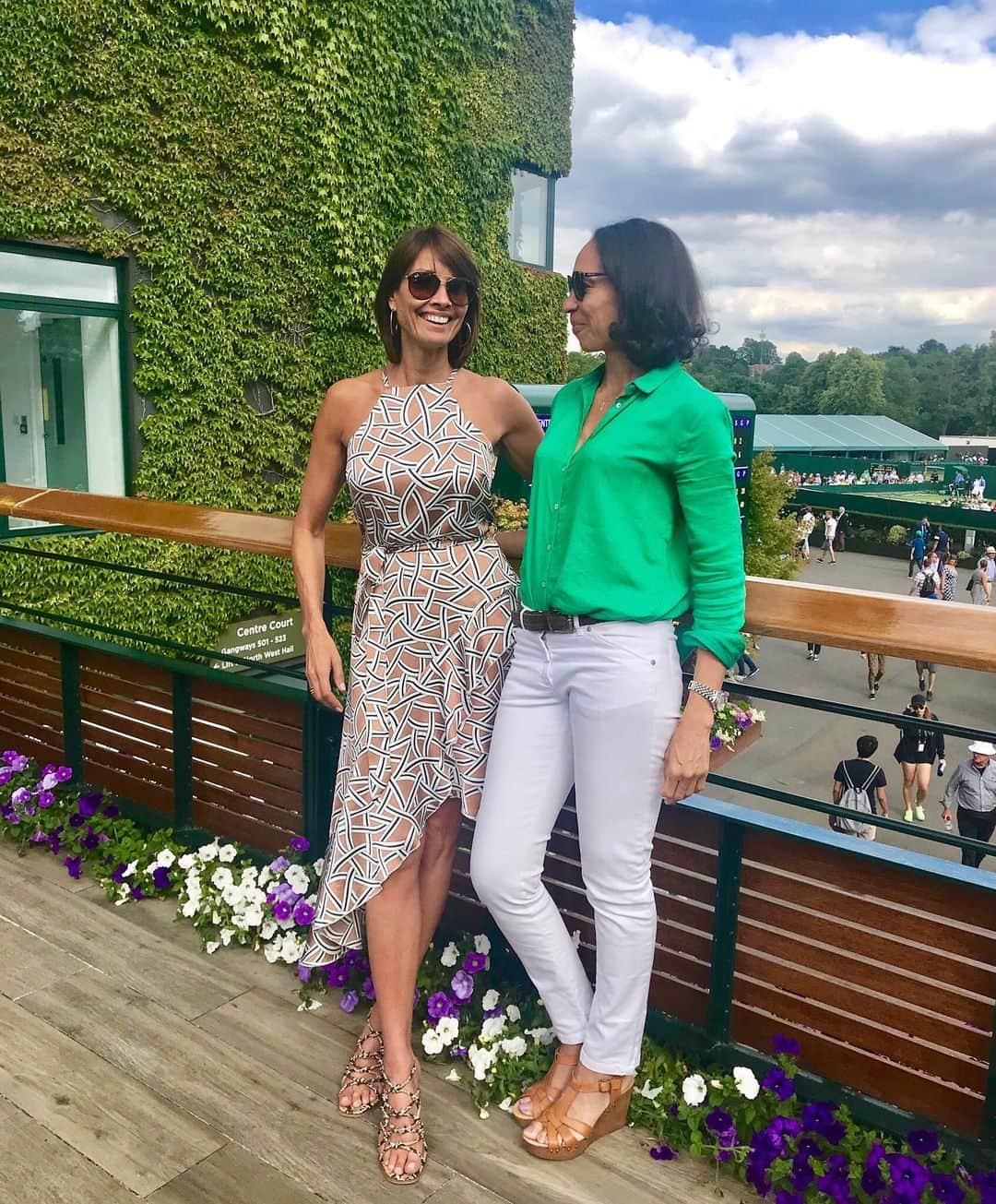 メラニー・サイクスさんのインスタグラム写真 - (メラニー・サイクスInstagram)「What a great day with my beautiful friend @jools.l  So much laughter 💚 #tennis #wimbledon2019 #girlfriends」7月3日 2時03分 - msmelaniesykes