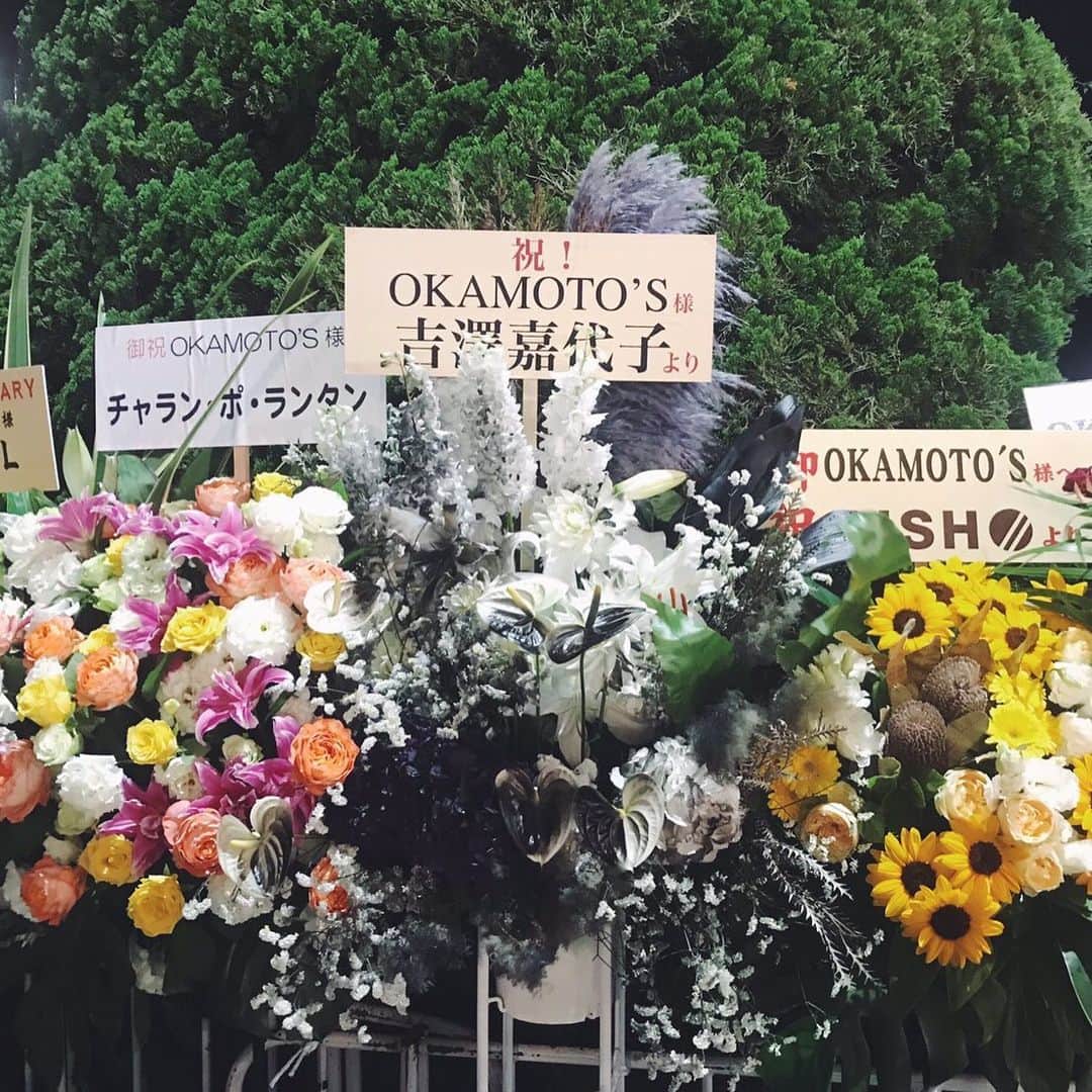 吉澤嘉代子さんのインスタグラム写真 - (吉澤嘉代子Instagram)「OKAMOTO'Sのロゴをイメージして白黒のお花にしていただきました！祝！ 写真:てらおかなつみ」7月3日 2時13分 - yoshizawakayoko