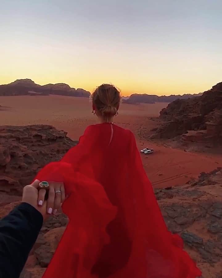 Murad Osmannのインスタグラム：「#followmeto Wadi Rum desert. Sunset here is like a magical dance. @natalyosmann Закат в Вади Рам - как магический танец уходящего дня и новой ночи, как разгорающееся пламя, как манящая за собой муза.」