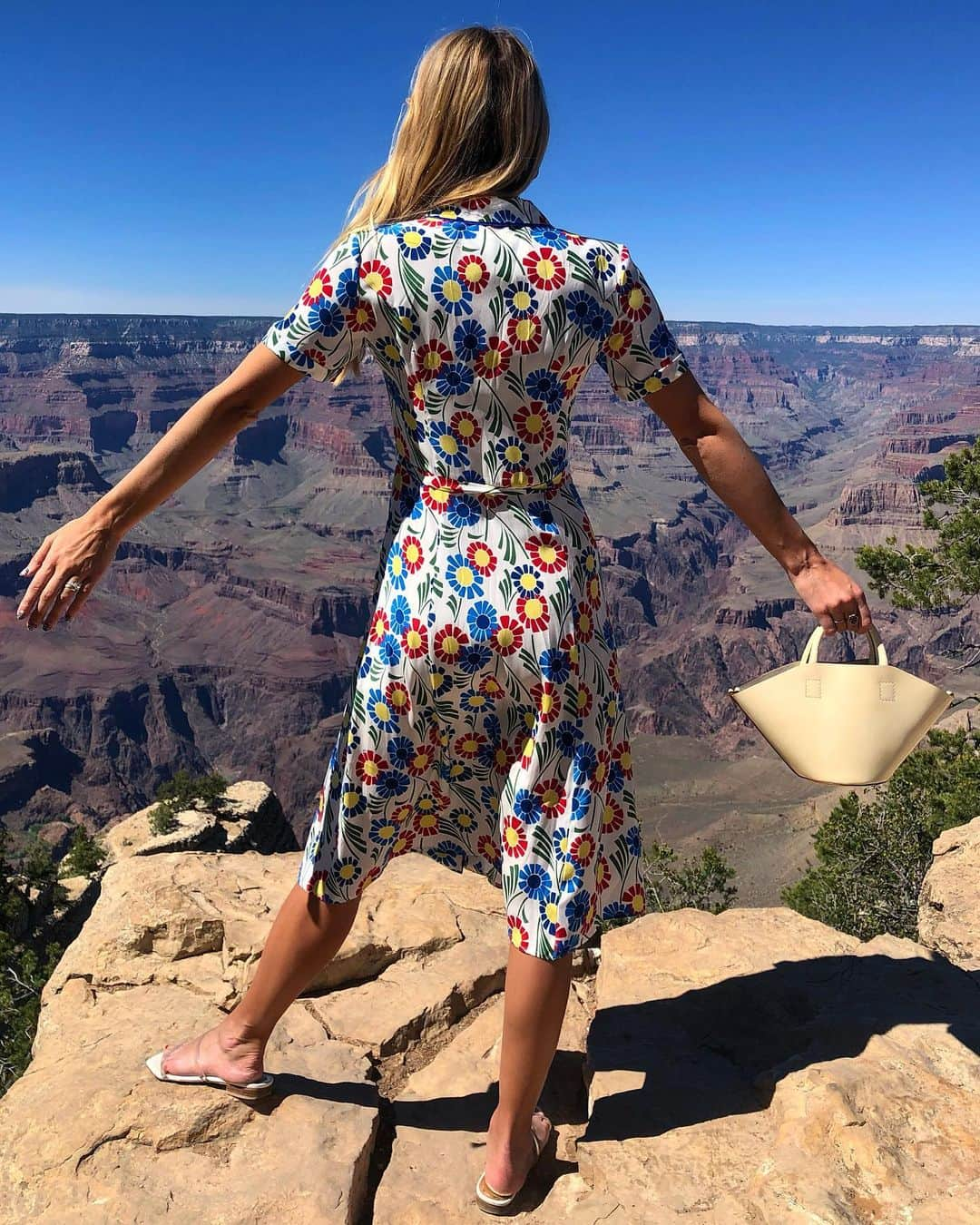 ハーレー・ヴィエラ・ニュートンさんのインスタグラム写真 - (ハーレー・ヴィエラ・ニュートンInstagram)「A park ranger was very upset about my choice of footwear」7月3日 2時10分 - harleyvnewton