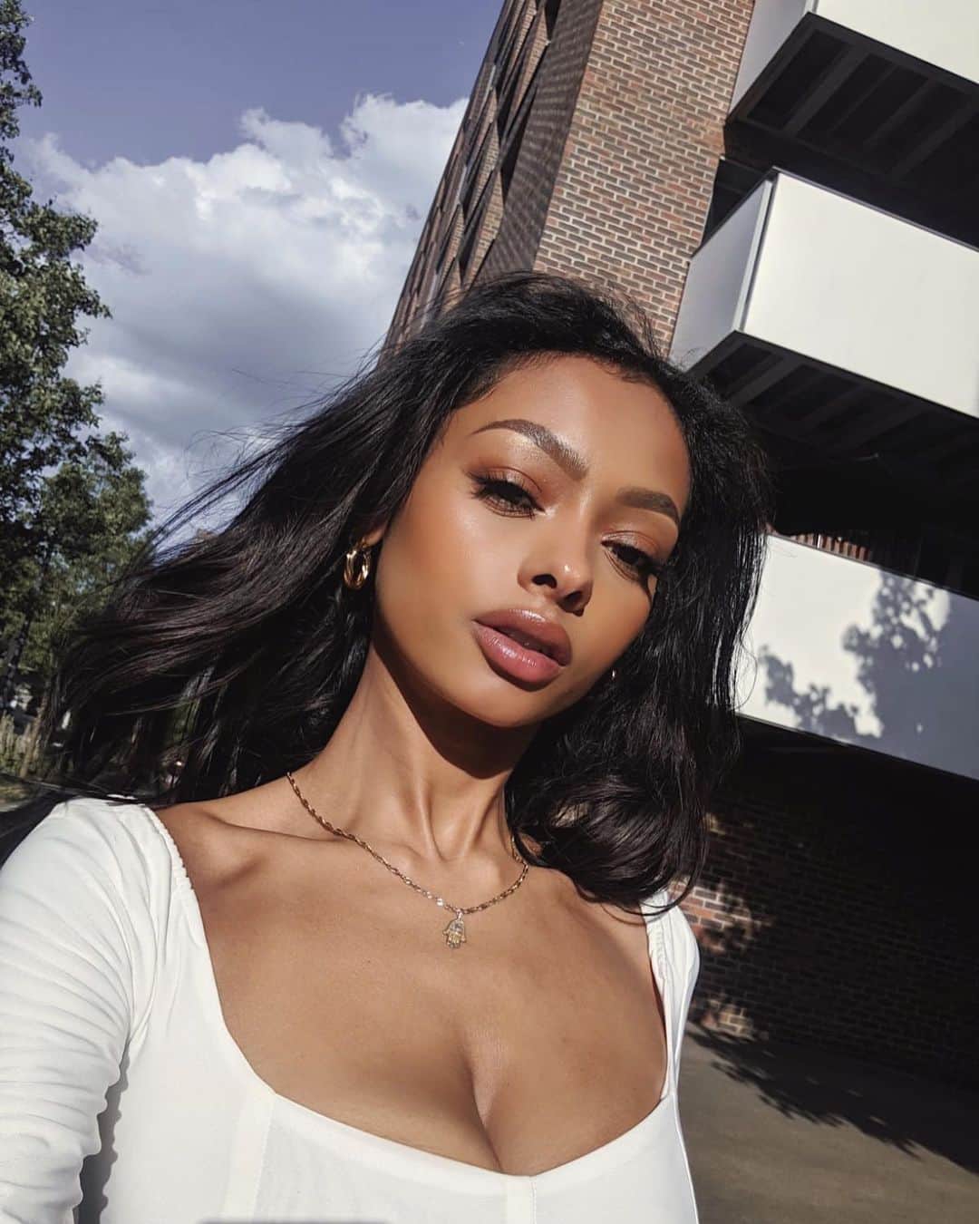 ジェイデ・ピアスのインスタグラム：「Sun was so bright I could barely see lol. Products I used for this look on my insta story 💋」