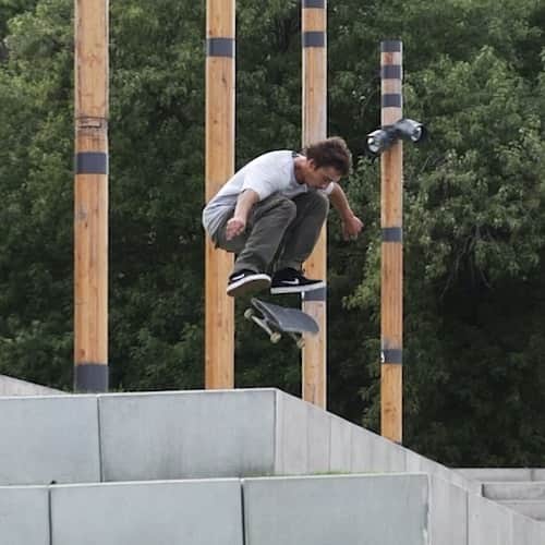 スラッシャーのインスタグラム：「👉🏽 @blakecarpenter @casperbrooker @karstenkleppan @skankiee @calebbarn3tt @cyrusbnt @seanmalto @kyrondaviss & #DonovonPiscopo in @nikesb’s ‘Trust Fall’ video. Now playing on ThrasherMagazine.com 📡 📹 @jacobelliottharris @john1wilson @anttravis」