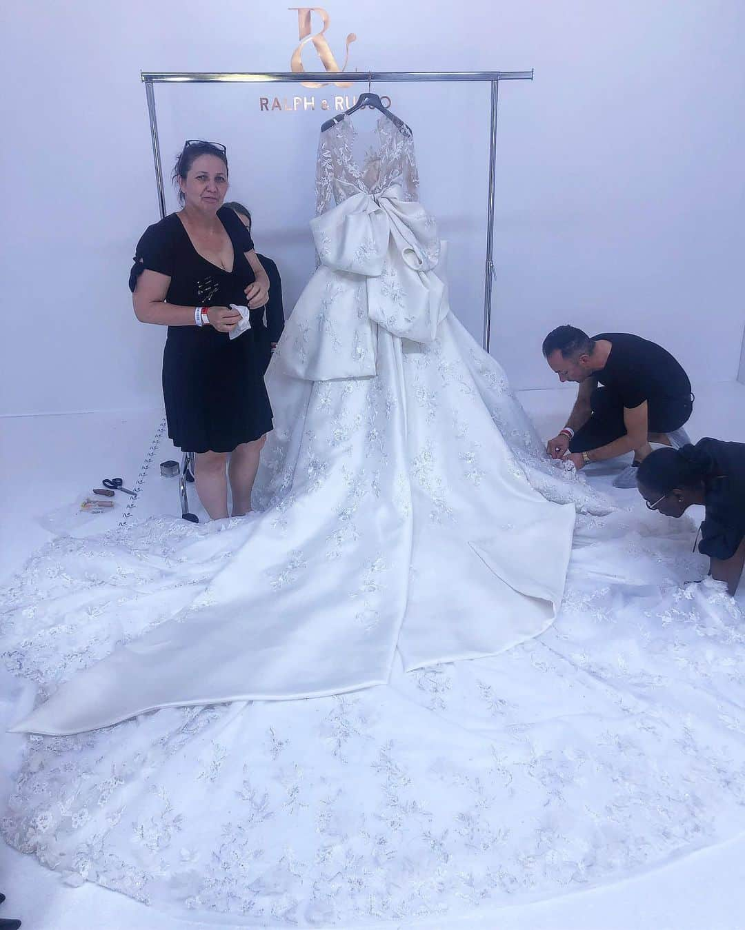 ポーリーヌ・オアロさんのインスタグラム写真 - (ポーリーヌ・オアロInstagram)「Magical moment walking down that runway for @ralphandrusso. It was such an honor to be your bride !  Thank you @tamararalph and @michaelrusso1 for your kindness and your trust 🌹 And to the whole team behind it, to the wonderful ladies with whom I exchanged all afternoon while they were still working some details on the dress. It took them two full months of work and a really big team to make this incredible piece.  Straight out of every little girl’s dream.」7月3日 2時20分 - paulinehoarau