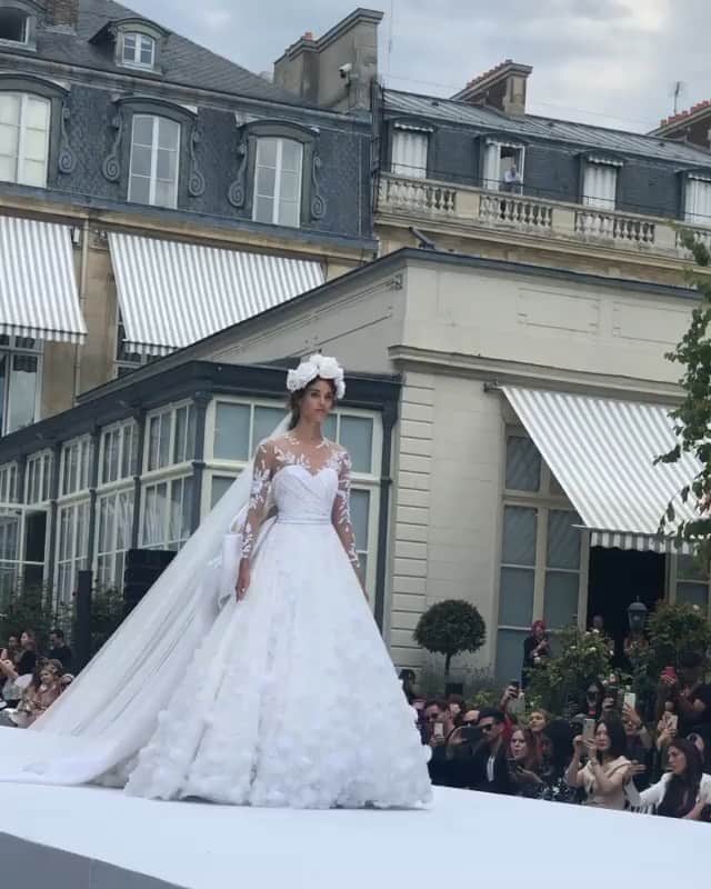 ポーリーヌ・オアロのインスタグラム：「Magical moment walking down that runway for @ralphandrusso. It was such an honor to be your bride !  Thank you @tamararalph and @michaelrusso1 for your kindness and your trust 🌹 And to the whole team behind it, to the wonderful ladies with whom I exchanged all afternoon while they were still working some details on the dress. It took them two full months of work and a really big team to make this incredible piece.  Straight out of every little girl’s dream.」