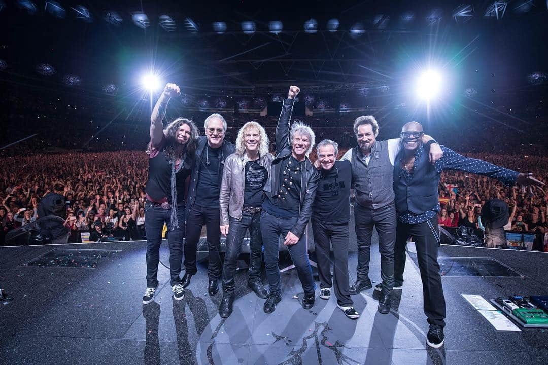 Bon Joviさんのインスタグラム写真 - (Bon JoviInstagram)「The feeling after you just played Wembley 🔥 Düsseldorf, are you ready for tomorrow?! #thinfstour #bonjovimemories 📸: Denis O’Regan」7月3日 2時21分 - bonjovi