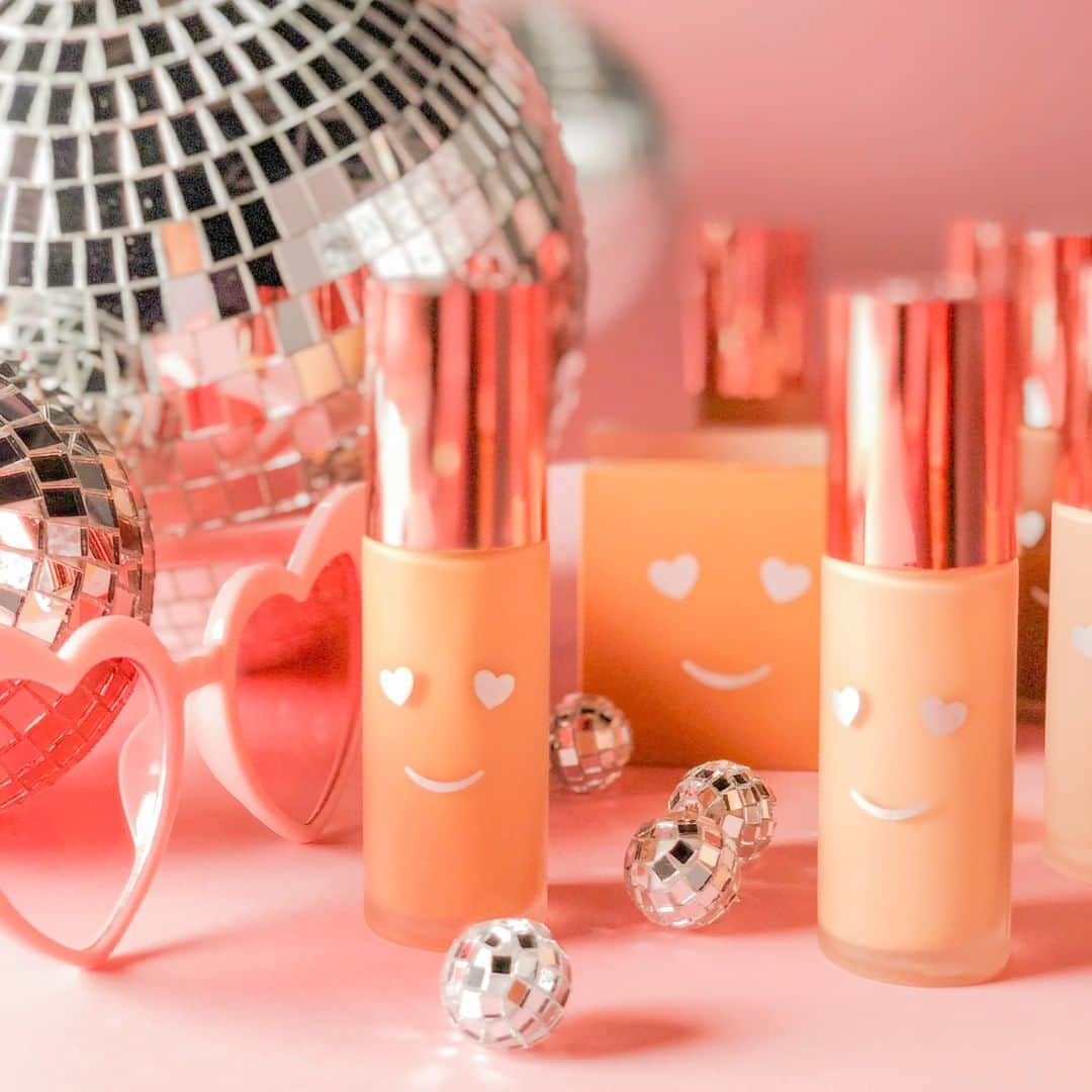 Benefit Cosmetics UKさんのインスタグラム写真 - (Benefit Cosmetics UKInstagram)「NEW NEW NEW hello happy flawless brightening foundation 😍 Post some disco moves 💃👯🕺 if you’re excited to try this GLOWING newbie #hellohappy #benefit #beauty #foundation . . . 📷 Image Description: Hello happy flawless brightening foundation next to some disco balls」7月3日 2時31分 - benefitcosmeticsuk