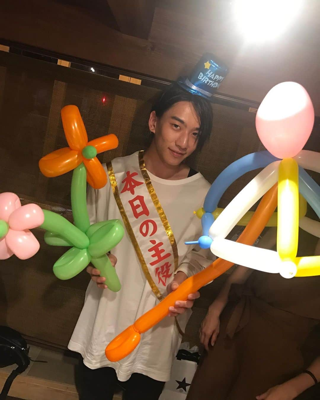 ダンドイ舞莉花さんのインスタグラム写真 - (ダンドイ舞莉花Instagram)「HAPPY BIRTHDAY SION!!! しおんバースデーシリーズ！  ２０歳のお誕生日！  記念すべき日を一緒に過ごせて良かったね😍  羽田空港からお祝いはスタート！！！ #バースデーボーイ #吉高志音 #２０歳の誕生日 #リューン #リューン風の魔法と滅びの剣 #久留米公演 #行くわよ #musical #fukuoka #japan #herewego #birthdayboy」7月3日 2時26分 - mdandoy18