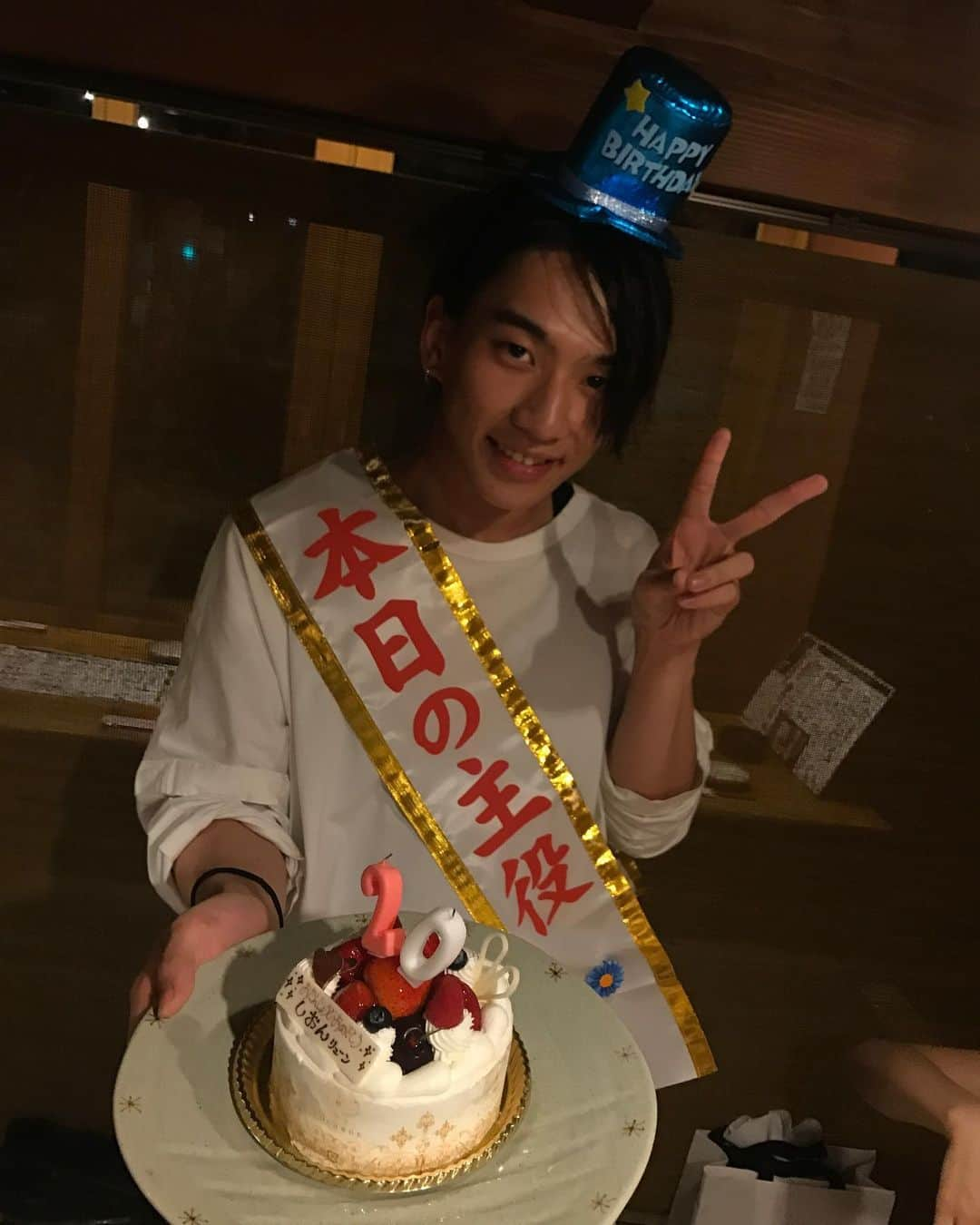 ダンドイ舞莉花さんのインスタグラム写真 - (ダンドイ舞莉花Instagram)「HAPPY BIRTHDAY SION!!! しおんバースデーシリーズ！  ２０歳のお誕生日！  記念すべき日を一緒に過ごせて良かったね😍  羽田空港からお祝いはスタート！！！ #バースデーボーイ #吉高志音 #２０歳の誕生日 #リューン #リューン風の魔法と滅びの剣 #久留米公演 #行くわよ #musical #fukuoka #japan #herewego #birthdayboy」7月3日 2時26分 - mdandoy18