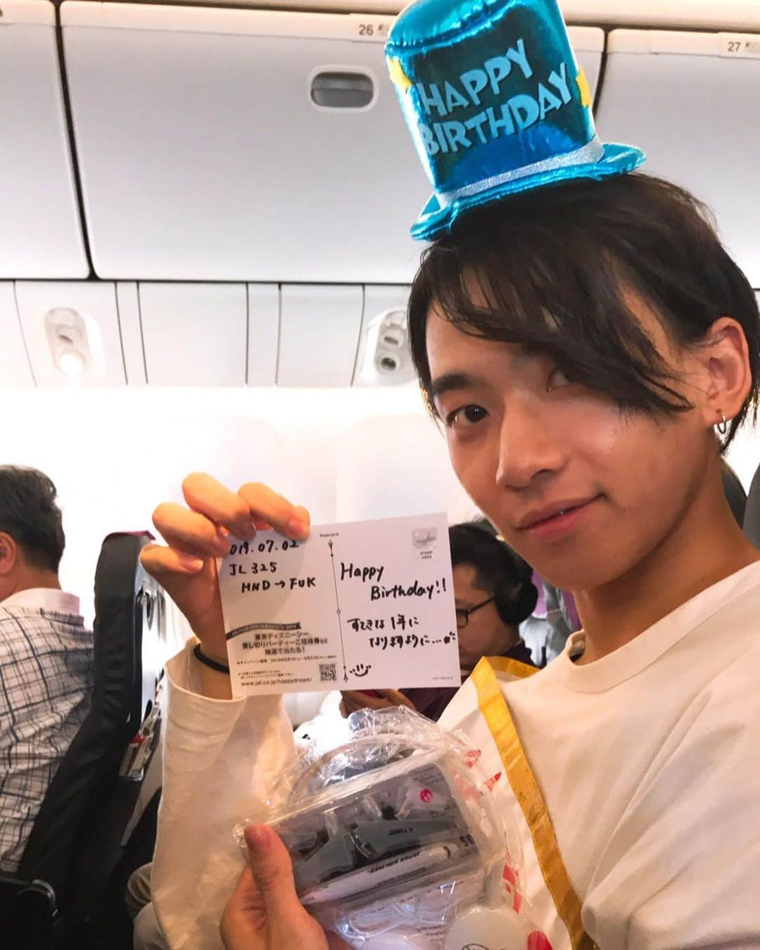 ダンドイ舞莉花さんのインスタグラム写真 - (ダンドイ舞莉花Instagram)「HAPPY BIRTHDAY SION!!! しおんバースデーシリーズ！  ２０歳のお誕生日！  記念すべき日を一緒に過ごせて良かったね😍  羽田空港からお祝いはスタート！！！ #バースデーボーイ #吉高志音 #２０歳の誕生日 #リューン #リューン風の魔法と滅びの剣 #久留米公演 #行くわよ #musical #fukuoka #japan #herewego #birthdayboy」7月3日 2時26分 - mdandoy18