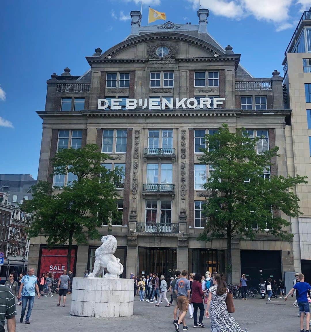 ecomfort（エコンフォート）さんのインスタグラム写真 - (ecomfort（エコンフォート）Instagram)「アムステルダムでいちばんの百貨店バイエンコルフ、立派でしょ。 ちょうどサマーセールの真っ最中でしたが、私はここの5階のテラスカフェが大好きで直行です。 ただカプチーノだけをゆっくりいただくだけですが、居心地がよくってなんだか好きなのです。 そして、インテリア売場、セールを横に、しっかり存在感を示しているのが、KLIPPANウールスローたち。 ヨーロッパでは 、KLIPPANウールスローは一年中、だいたいどこの百貨店、インテリアショップでもこうしてカラー別に下げられディスプレイされています。  なんだか誇りと自慢の気持ちで売場をあとにしました。  余分なことですが、イッタラ器類が50％off、驚きました。  高橋百合子  #夏休み#オランダ#アムステルダム#バイエンコルフ #百貨店#高級百貨店#KLIPPAN#クリッパン#ウールスロー#スロー#ecomforthouse #エコンフォートハウス#神宮前5丁目#神五#神五通り#高橋百合子」7月3日 2時27分 - ecomfort_eoct