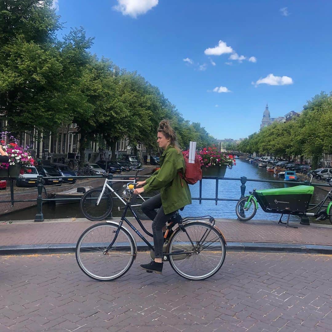 ecomfort（エコンフォート）さんのインスタグラム写真 - (ecomfort（エコンフォート）Instagram)「アムステルダムでいちばんの百貨店バイエンコルフ、立派でしょ。 ちょうどサマーセールの真っ最中でしたが、私はここの5階のテラスカフェが大好きで直行です。 ただカプチーノだけをゆっくりいただくだけですが、居心地がよくってなんだか好きなのです。 そして、インテリア売場、セールを横に、しっかり存在感を示しているのが、KLIPPANウールスローたち。 ヨーロッパでは 、KLIPPANウールスローは一年中、だいたいどこの百貨店、インテリアショップでもこうしてカラー別に下げられディスプレイされています。  なんだか誇りと自慢の気持ちで売場をあとにしました。  余分なことですが、イッタラ器類が50％off、驚きました。  高橋百合子  #夏休み#オランダ#アムステルダム#バイエンコルフ #百貨店#高級百貨店#KLIPPAN#クリッパン#ウールスロー#スロー#ecomforthouse #エコンフォートハウス#神宮前5丁目#神五#神五通り#高橋百合子」7月3日 2時27分 - ecomfort_eoct