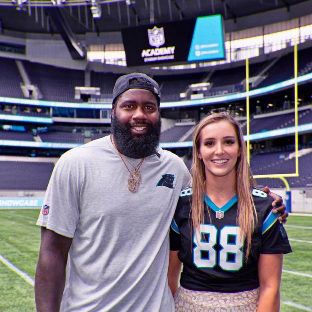 ローラ・ロブソンのインスタグラム：「Panthers fan for life. Thanks to @nflacademy for showing me round the new NFL facilities this morning! See you again in October #keeppounding」