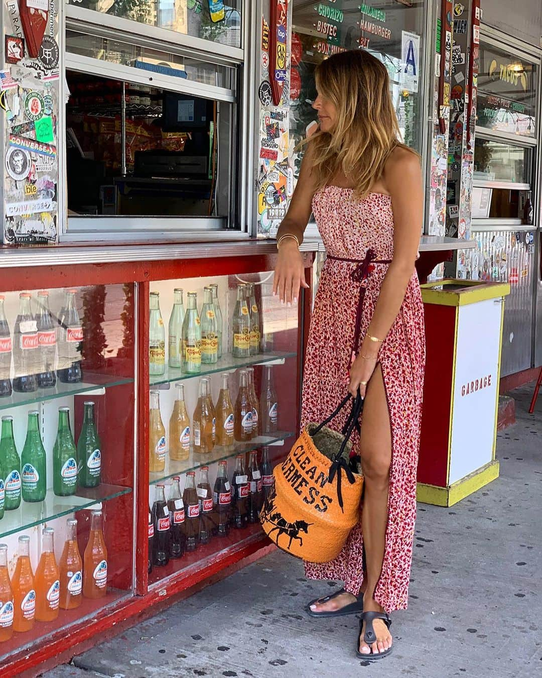 ケリー・キローレン・ベンサイモンさんのインスタグラム写真 - (ケリー・キローレン・ベンサイモンInstagram)「When @seabensimon takes me to get the best coffee @esquinanyc. Photo #2 is me asking her if she wants something to eat. 😂. Wearing @poupettestbarth. #soho #fashionblogger #reallife #streetstyle #summer #beachtobar」7月3日 2時40分 - kellybensimon