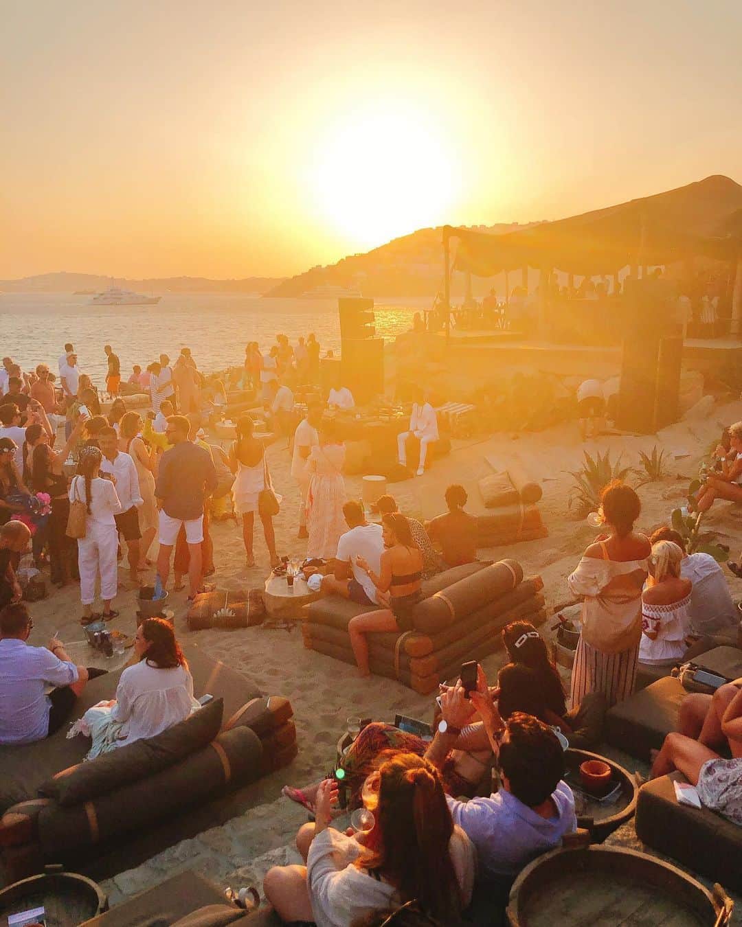 のインスタグラム：「#foodie #ミコノス島 #beachclub #scorpios #素晴らしいインテリア #sunset」
