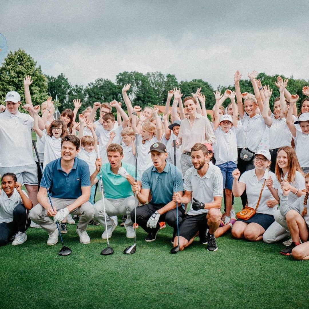 トーマス・ミュラーさんのインスタグラム写真 - (トーマス・ミュラーInstagram)「Had a great day with my charity @nicolaidisyoungwingsstiftung in St. Eurach 🏌🏾‍♂️ #youngwings #esmuellert #charity #golftournament #thomasmüller」7月3日 2時44分 - esmuellert