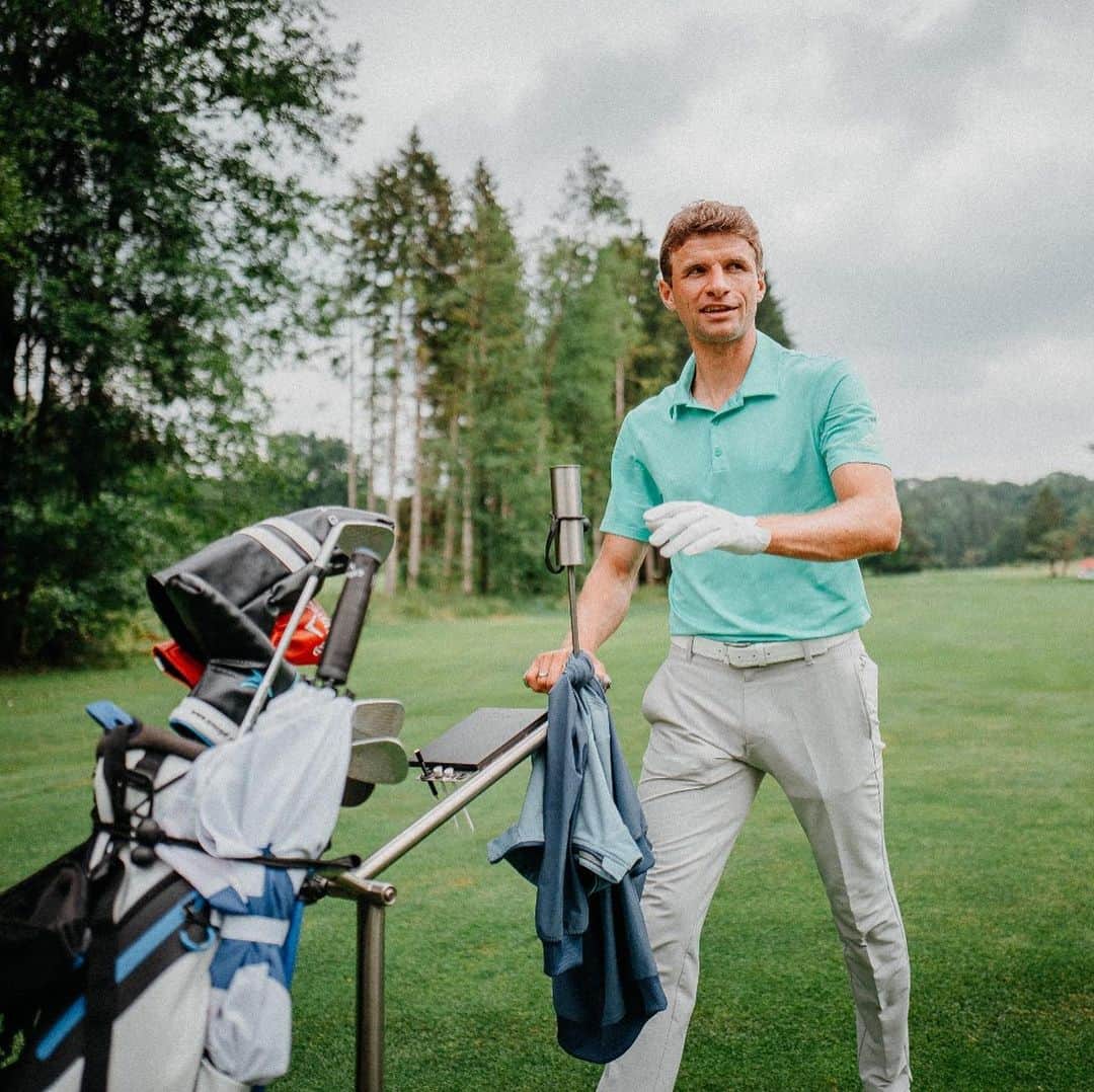 トーマス・ミュラーのインスタグラム：「Had a great day with my charity @nicolaidisyoungwingsstiftung in St. Eurach 🏌🏾‍♂️ #youngwings #esmuellert #charity #golftournament #thomasmüller」