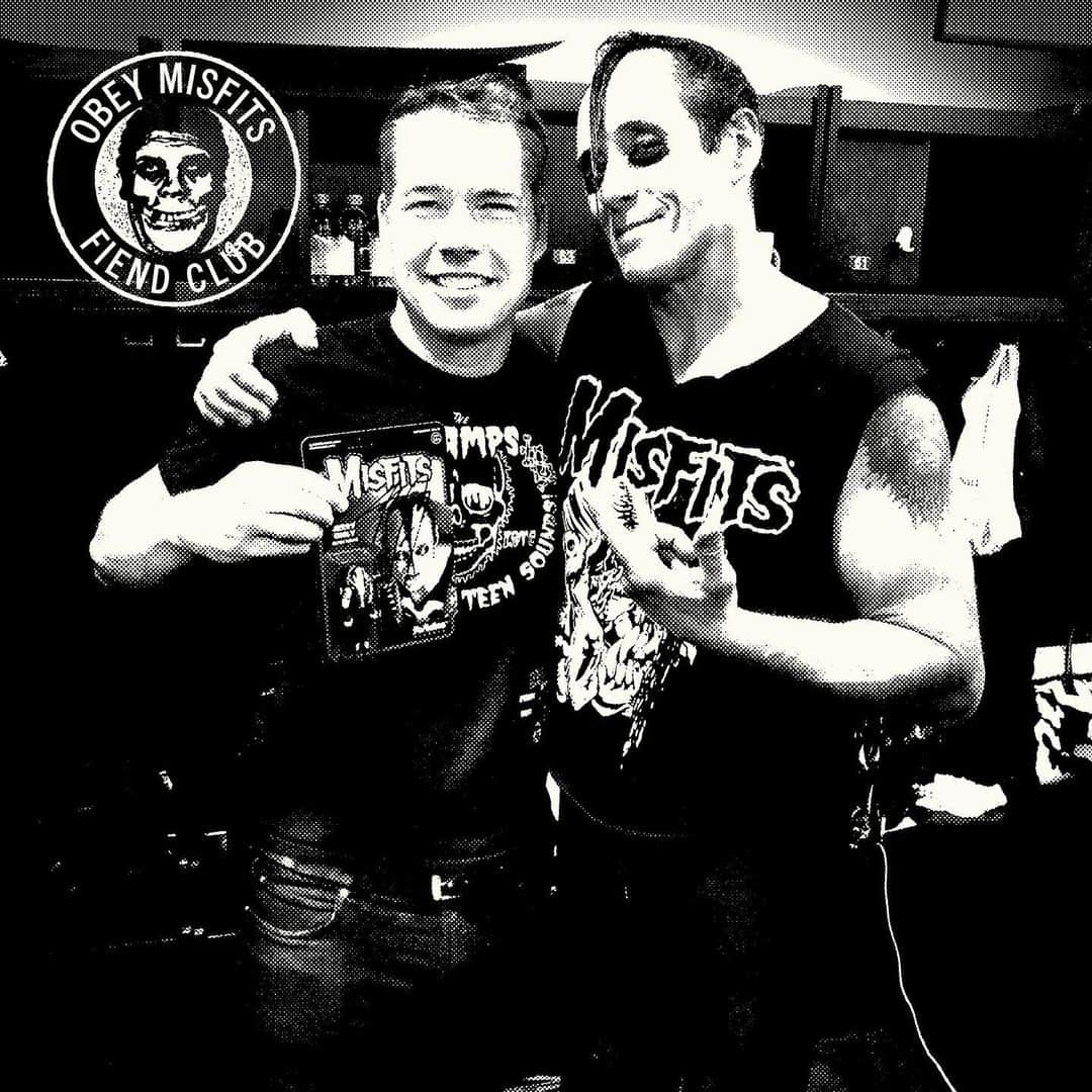 Shepard Faireyさんのインスタグラム写真 - (Shepard FaireyInstagram)「I had a blast at the Misfits LA show Saturday night! It is insane that the Misfits filled a 22,000-seat stadium because original bassist Jerry Only told me they never played to more than 500 people in their '78-'83 period as a band. I was honored to do the Misfits 40th logo last year and to do a clothing collab with them, and I saw several Fiends in the crowd rocking tees and sweatshirts from the Misfits/@obeyclothing collaboration! Jerry was kind enough to give me one of his new action figures… and yes, I’m taking it out of the blister pack, and no, I won’t trade you for your Jar Jar Binks figure! -Shepard」7月3日 2時55分 - obeygiant