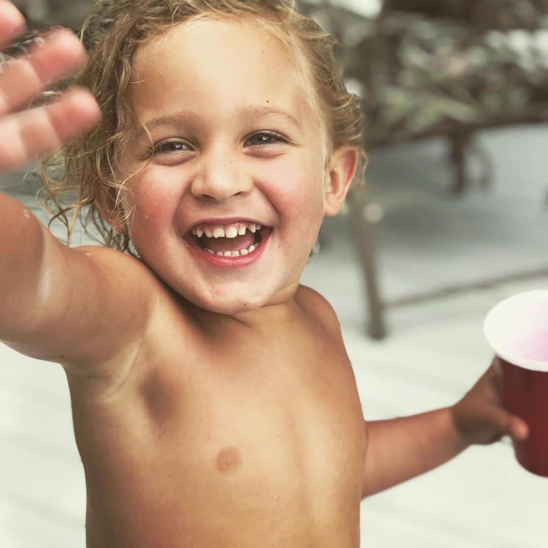 ブリット・ニコルのインスタグラム：「🤩 everything!」