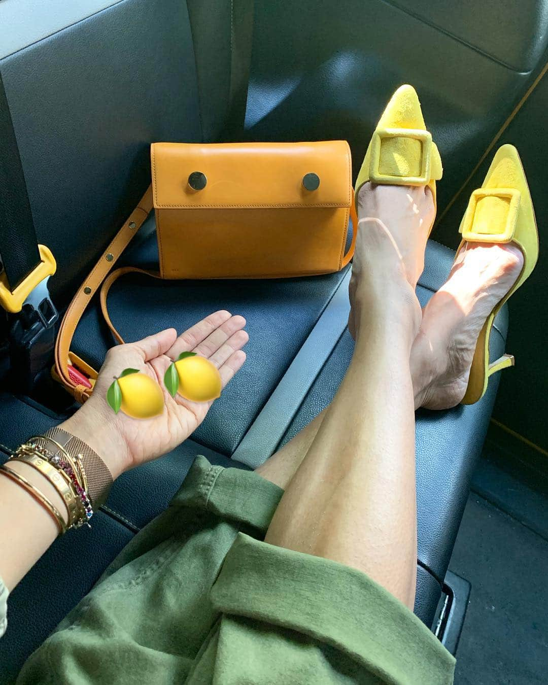 エヴァ・チェンさんのインスタグラム写真 - (エヴァ・チェンInstagram)「First #evachenpose in ages 😬😬 When life gives you lemons, make fashion lemonade ⛱⛱ that made no sense but you know what I mean!!」7月3日 3時00分 - evachen212