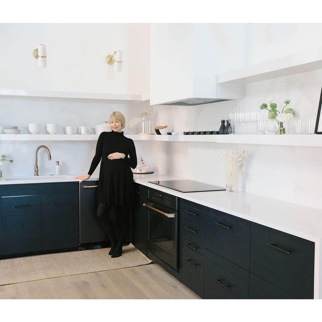 エリン フェザーストンのインスタグラム：「Another look at how I used @caesarstoneus for my black and white kitchen inside my NYC reno. I love how the counters, backsplash, and floating shelves are all the same material. #thefetherednest (also happy to not be pregnant anymore😉)」