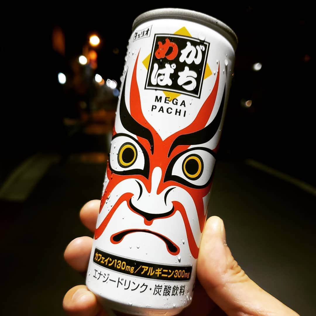 東朋宏さんのインスタグラム写真 - (東朋宏Instagram)「よーし！今から見たこと無いドリンク飲みながらプリン作るぞ～‼️ うん、気のせいか目がパチッとしてきた‼️(笑)  #薬酒インスタ対決 #b級グルメ #見たことない #ジャンク #エナジードリンク #ジュース #おしゃれ #いつまで元気が持つか」7月3日 3時09分 - tomohiro_azuma