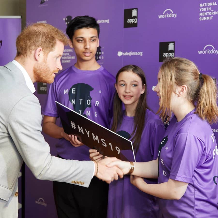 英ヘンリー王子夫妻さんのインスタグラム写真 - (英ヘンリー王子夫妻Instagram)「Today, The Duke of Sussex attended UK’s first National Youth Mentoring Summit, hosted by @DianaAward. The Diana Award, created in 1999, is a continuation of Princess Diana’s legacy and her belief that young people have the power to change the world for the better.  Young people shared their experiences of being mentees and explained why it is so important to them to have businesses, organisations and leaders support mentoring. Two of these were influential young leaders Deborah and Dorcas Kabongo, who won the Diana Award in 2015 for their work on tackling key issues at the root of gang culture, focusing on the role of women and girls in gang-related violence and crime. They are having a real impact on their local community, showing those who may feel that joining a gang is their only option that there are alternatives in life.  Since the creation of the Diana Award almost 20 years ago, the charity has recognised 48,000 selfless young people from across the world for their social action and humanitarian work. It has trained over 28,000 young people to stand up to bullying in their schools and communities through Anti-Bullying Ambassador training and supported over 1,000 vulnerable young people across the United Kingdom by introducing a positive role model into their lives through their Mentoring Programme. “I’m struck by a few things today, most of which is the power of the invisible role model. The person who may be sitting here today that doesn’t realise that someone looks up to them, that for that person, you inspire them to be kinder, better, greater, more successful, more impactful.” - The Duke of Sussex  Thanks to organisations like The Diana Award the impact that young people can have is heard and acknowledged. For those who wish to become part of the programme and make a difference, please discover our link in bio for more information.  Photo credit: Carmel King/The Diana Award」7月3日 3時12分 - sussexroyal