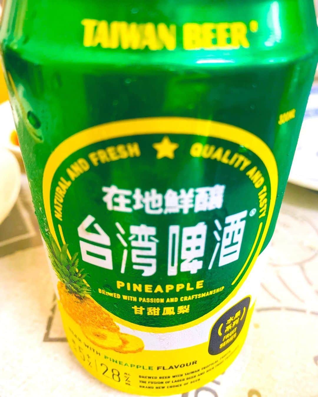 浜平恭子さんのインスタグラム写真 - (浜平恭子Instagram)「もう神戸におります(๑′ᴗ‵๑) 韓国から元町へ直行、今日は大切なDJ友達のバースデーを仲良しのみんなとお祝いしました🍻 はぁ〜💖食べた食べた、笑った笑った✨ みんなのお陰で健康的な夜を過ごせました❣️ ありがとう🙏おめでとう🎉 このパイナップル味の台湾ビール、何缶飲んだんだろ❓（笑） 初めていただきました🤤 美味しいね〜👍 #日韓往復 #ラジオDJ #浜平恭子 #KissFMKOBE #한일커플 #한일부부 #한일왕복 #라디오DJ #하마히라쿄코 #神戸 #神戸元町 #豊味園 #餃子 #パイナップルビール #ビール #台湾ビール #고베 #맥주 #대만맥주 #고베맛집 #호미원」7月3日 3時15分 - hamahi1231