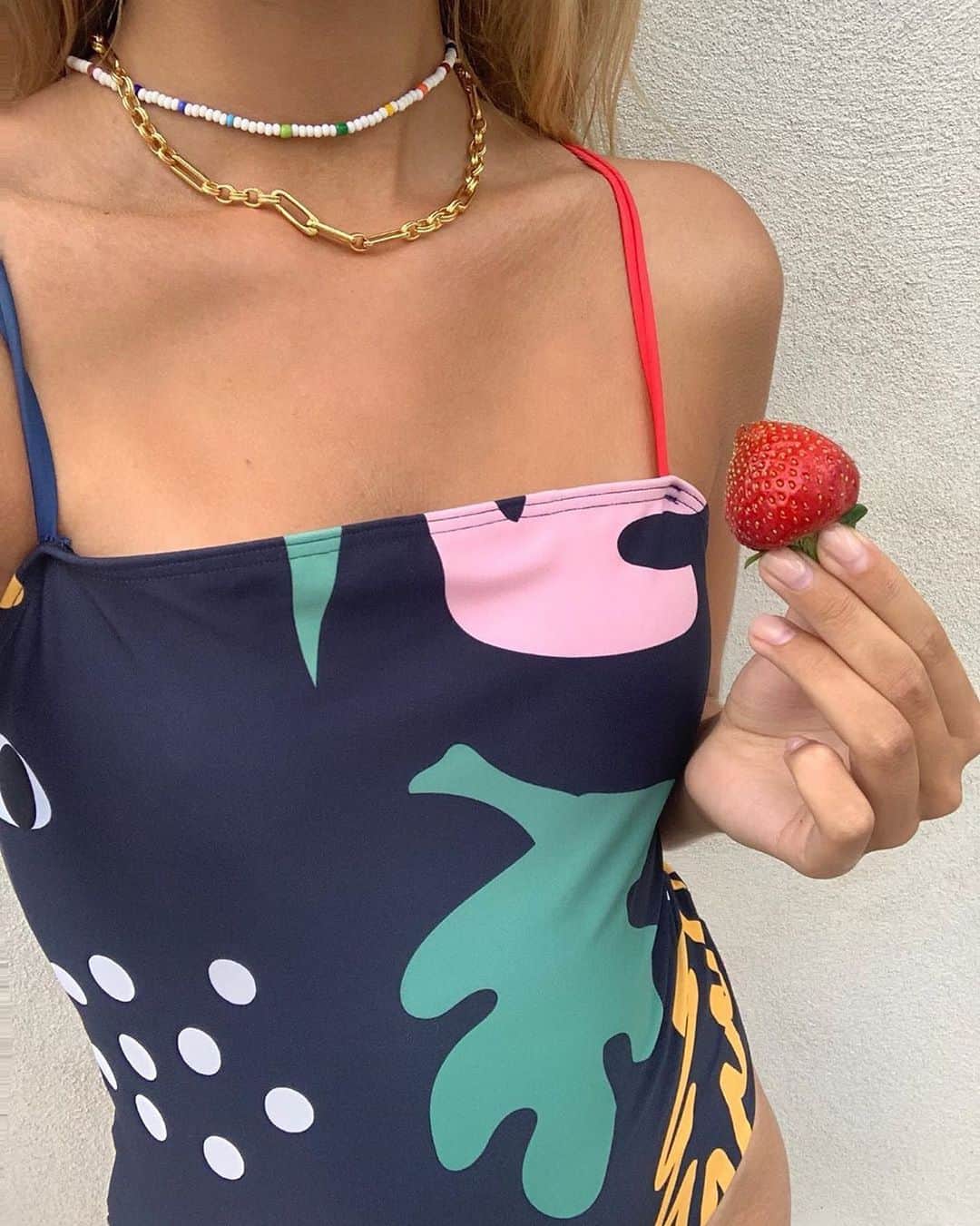 レイジー・オーフさんのインスタグラム写真 - (レイジー・オーフInstagram)「Strawberry season with @annasarlvit 🍓 Link in bio to shop our swimwear 🐬💦」7月3日 3時19分 - lazyoaf