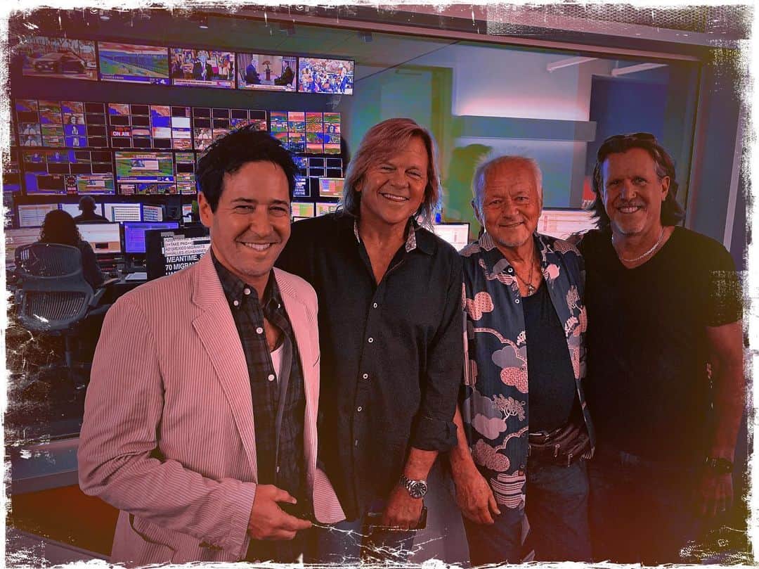 ロブ・モローのインスタグラム：「w/ #JohnPratt @KevinWachs @jessecolinyoung about to do @nbccalive live 11:30 am #CaliSaga2 to support benefit for #HomelessInLA tmorrow night 8p @AceHotel come on out  channel 4 #NBC #NBCLA」