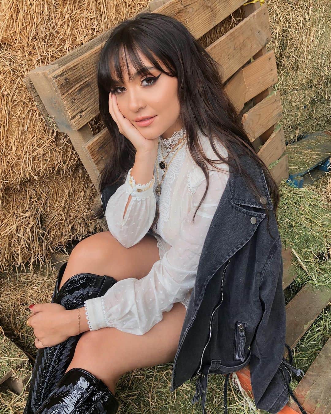 ステラ・ハジェンズのインスタグラム：「a little bts from my @nude.mag cover shoot. fun fact: I was so damn sick during this shoot but the team was so sweet and beat my face (wow I hate that saying) so good that you probs couldn’t tell. have you picked up a copy yet!!!! 💫tag me if/when you have & i’ll share xx 💋」