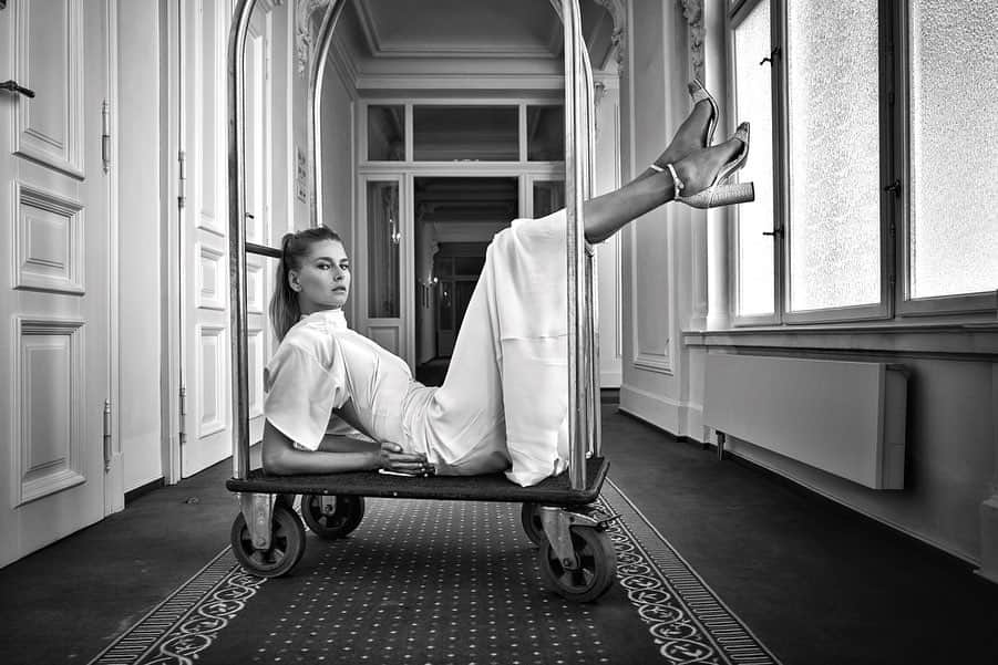 ELLE Czechさんのインスタグラム写真 - (ELLE CzechInstagram)「CATCH ME IF YOU CAN @hana.soukupova  ____ 📷 @benediktrenc  make-up @sephoraczechrepublic  vlasy @wellaczsk  #ELLEbeautylounge #ELLEmovie #ELLEstars #sephoragoestokviff #askforwella #kviff #grandhotelpupp」7月3日 3時27分 - elleczech