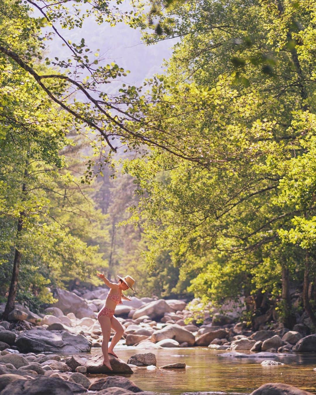 Angélineさんのインスタグラム写真 - (AngélineInstagram)「Les p’tits plaisirs simples des vacances : manger des cerises les fesses dans la rivière par 38°c , du vent dans les cheveux & la mélodie de l’eau tout autour (cadeau en slide 3) 💛🌿 — Non j’suis pas toute nue, mon maillot de bain ne ressort juste pas du tout sur la photo, oopsiii 🙈 ................. #carnetpruneontheroad」7月3日 3時28分 - angelinelayet