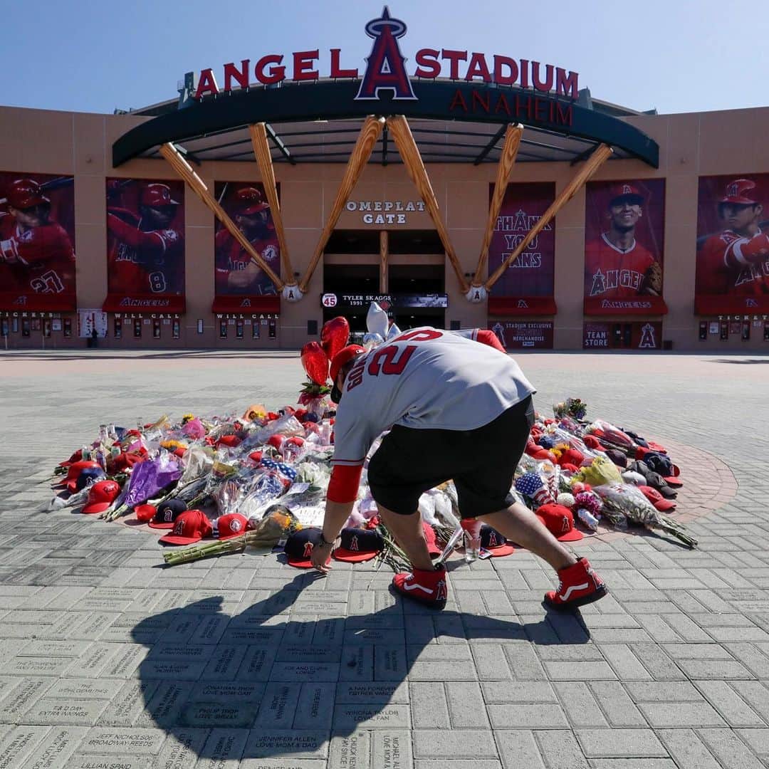 NBC Newsさんのインスタグラム写真 - (NBC NewsInstagram)「Miguel Gonzalez places a hat at a memorial for Los Angeles Angels pitcher Tyler Skaggs outside Angel Stadium. #Skaggs was pronounced dead on Monday in a Texas hotel room. . 📷 Chris Carlson / @apnews」7月3日 3時37分 - nbcnews